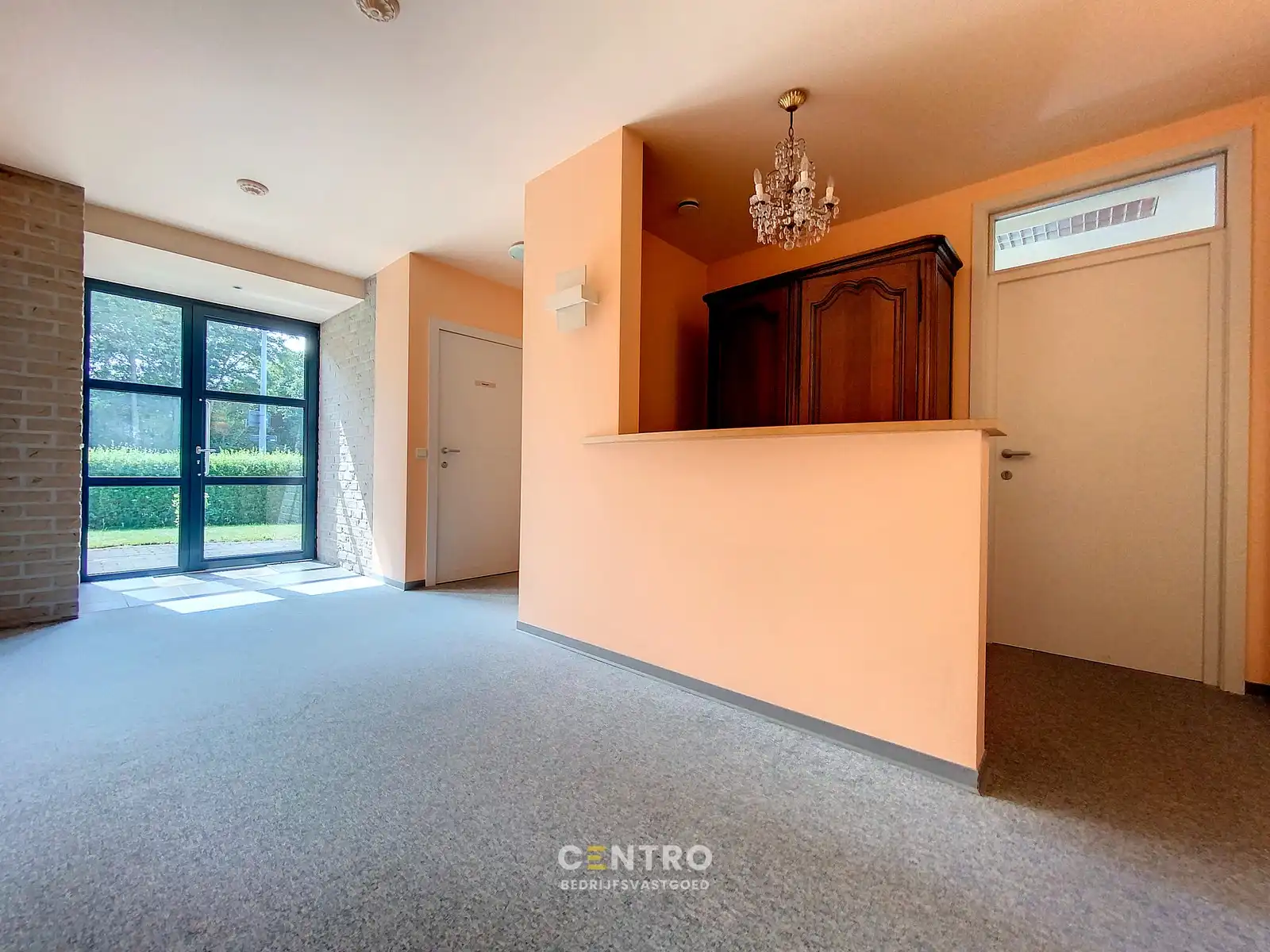 Ruim (430m²), multifunctioneel pand (bewoning, kantoor, praktijk, horeca, ...)  op ZICHTLOCATIE langs invalsweg Roeselare (vlakbij de ring R32). foto 5