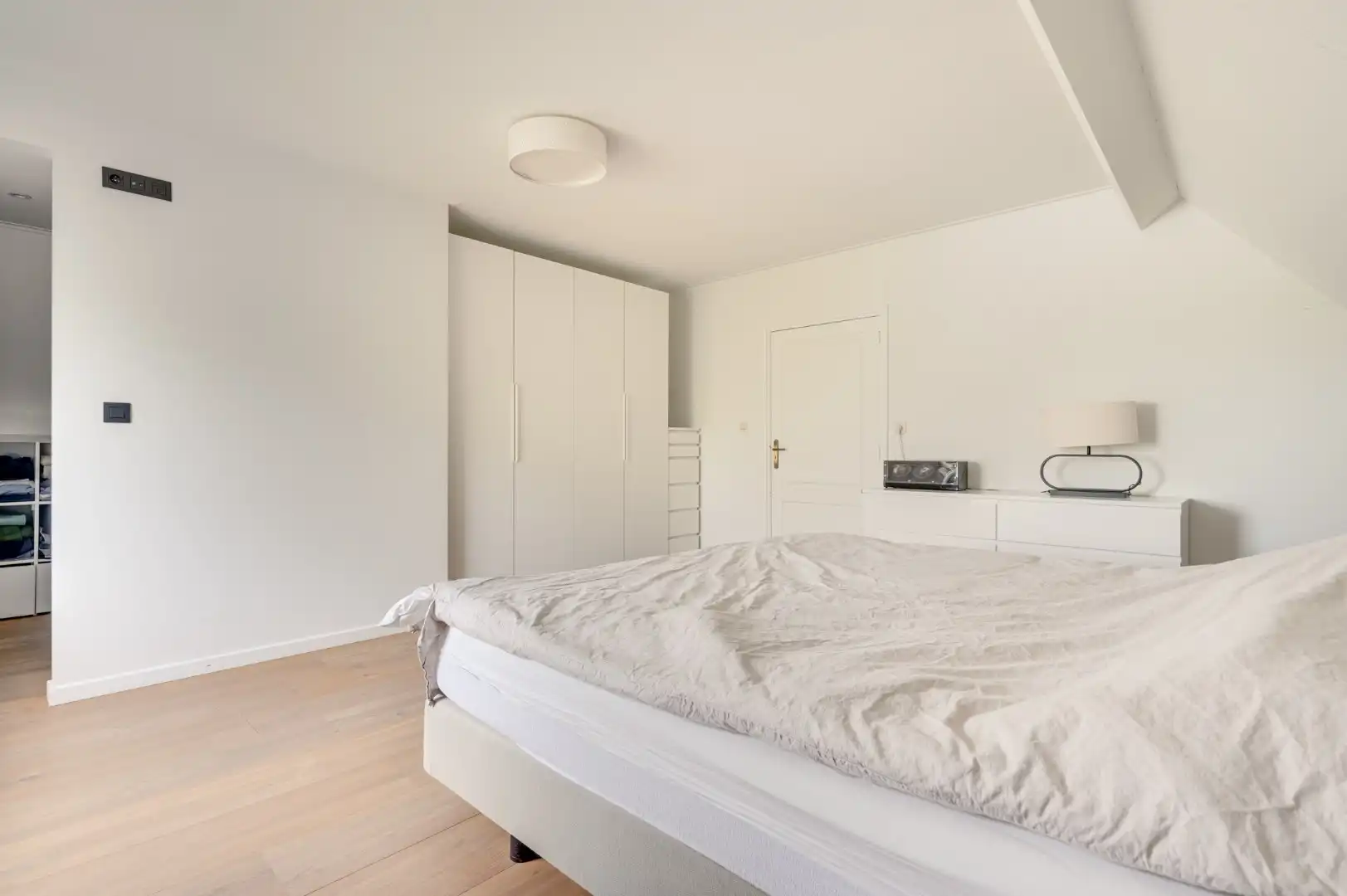 Karaktervolle alleenstaande ruime villa met rondom tuin op korte afstand van het strand  foto 18