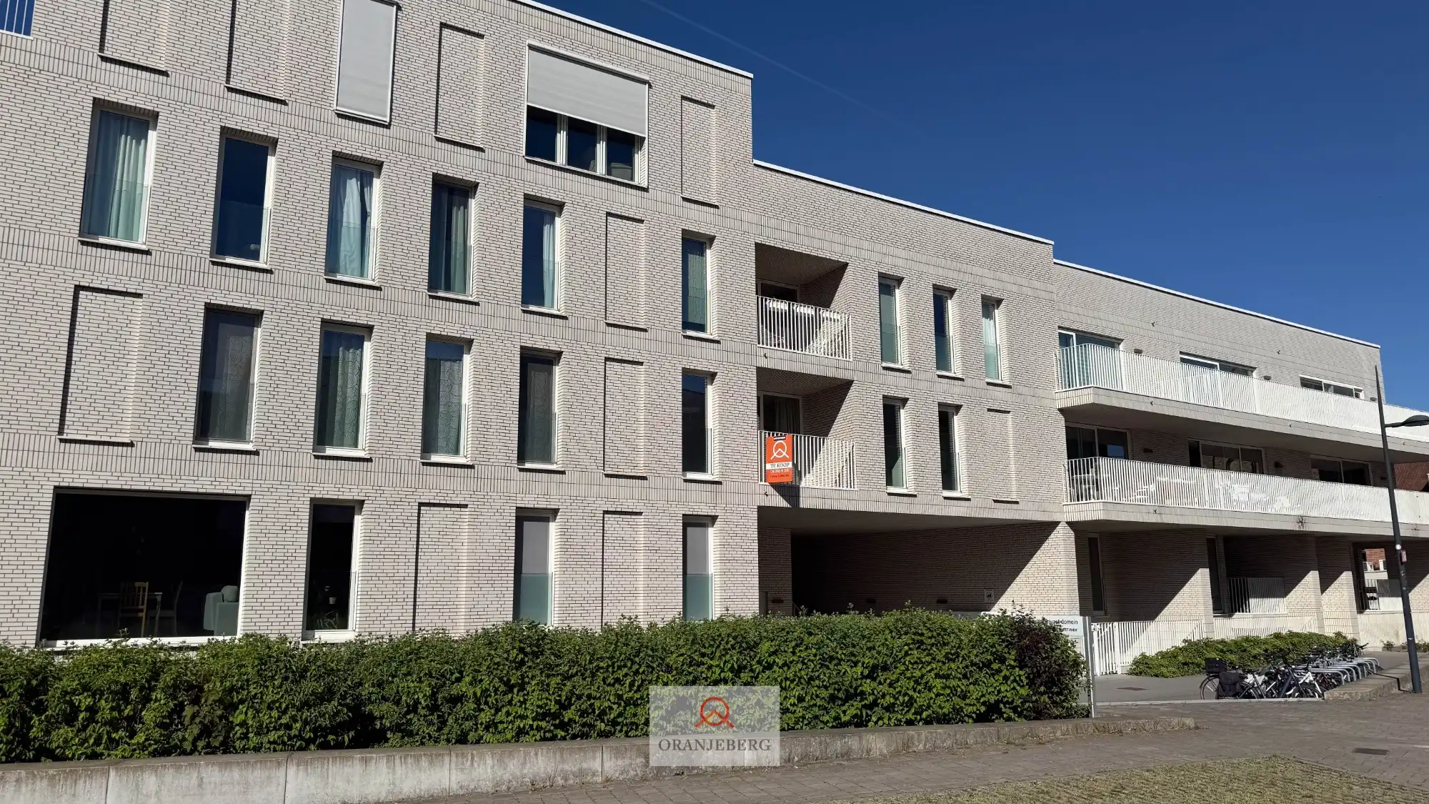 Nieuwbouw 2 slpk appartement vlakbij station Gent-Sint-Pieters foto {{pictureIndex}}