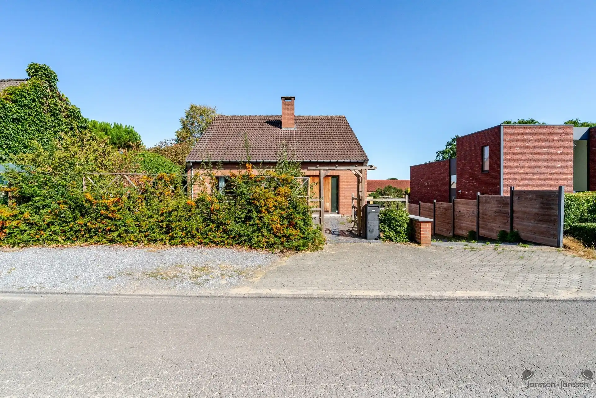 Karaktervolle woning met uitbreidingsmogelijkheden en ruime tuin foto 2