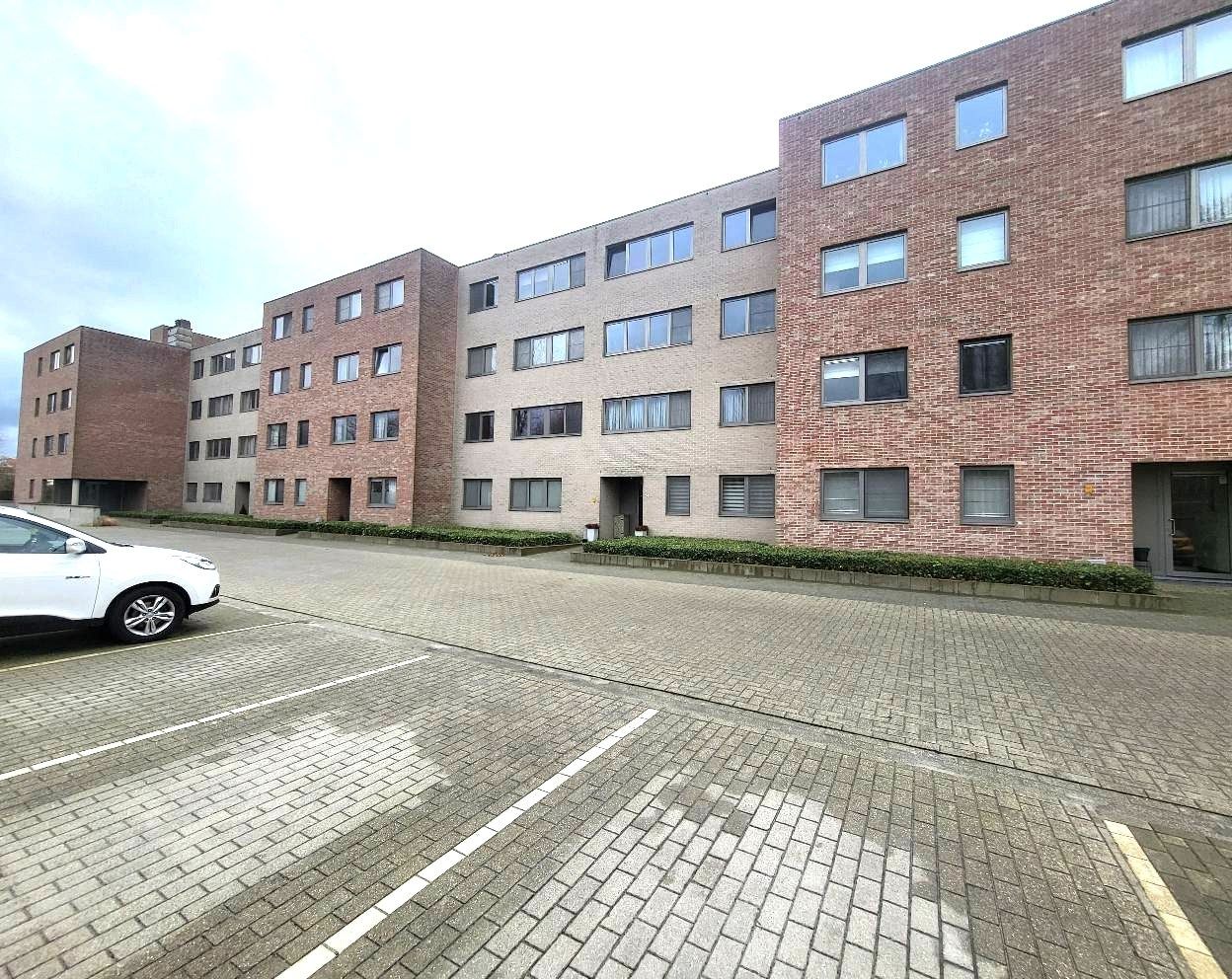 Schitterend appartement (3de verdieping) met ruim terras....buiten stadscentrum. foto 2