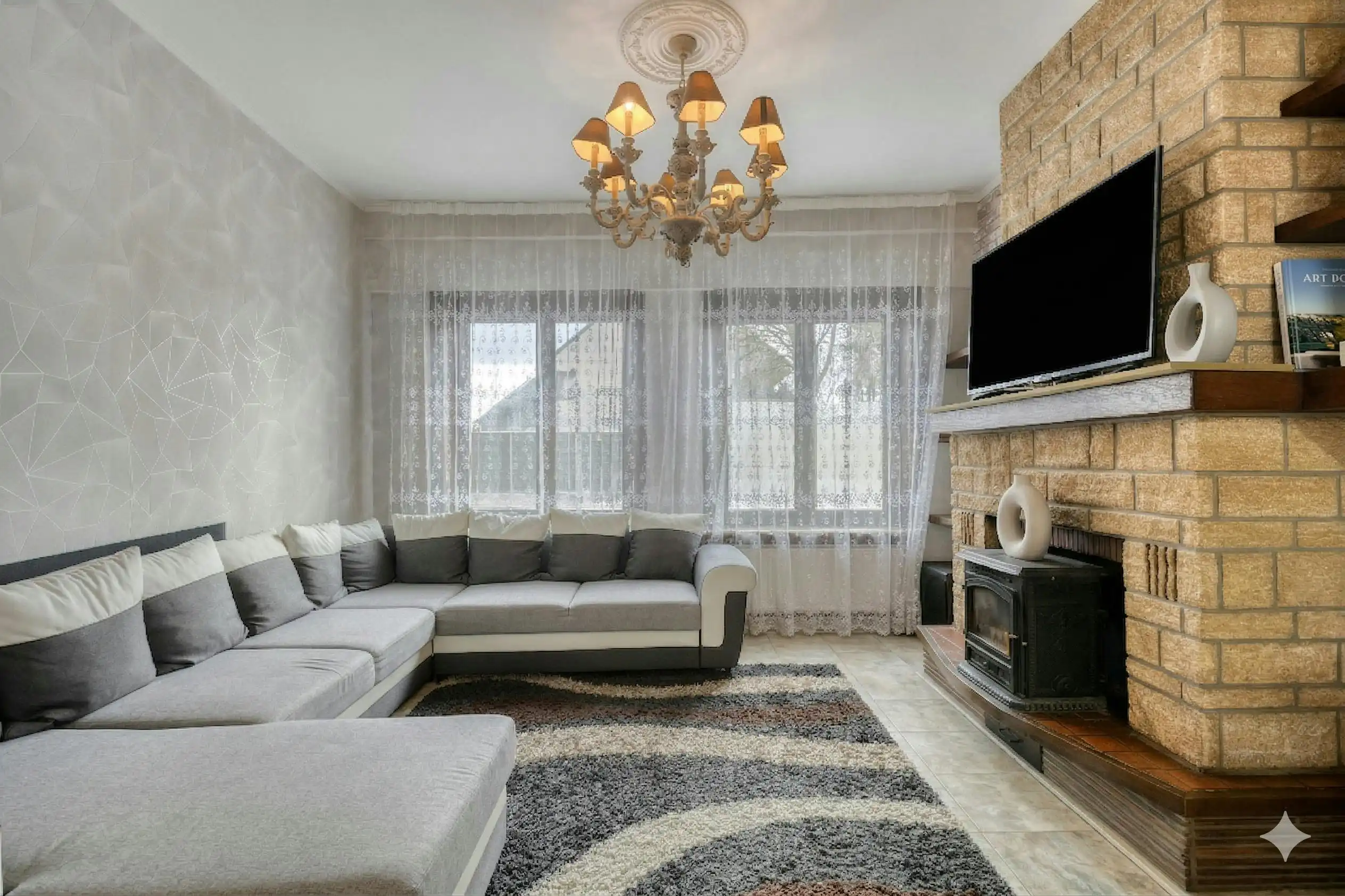 Ruime rijwoning met tuin en garage nabij centrum Izegem. foto 3