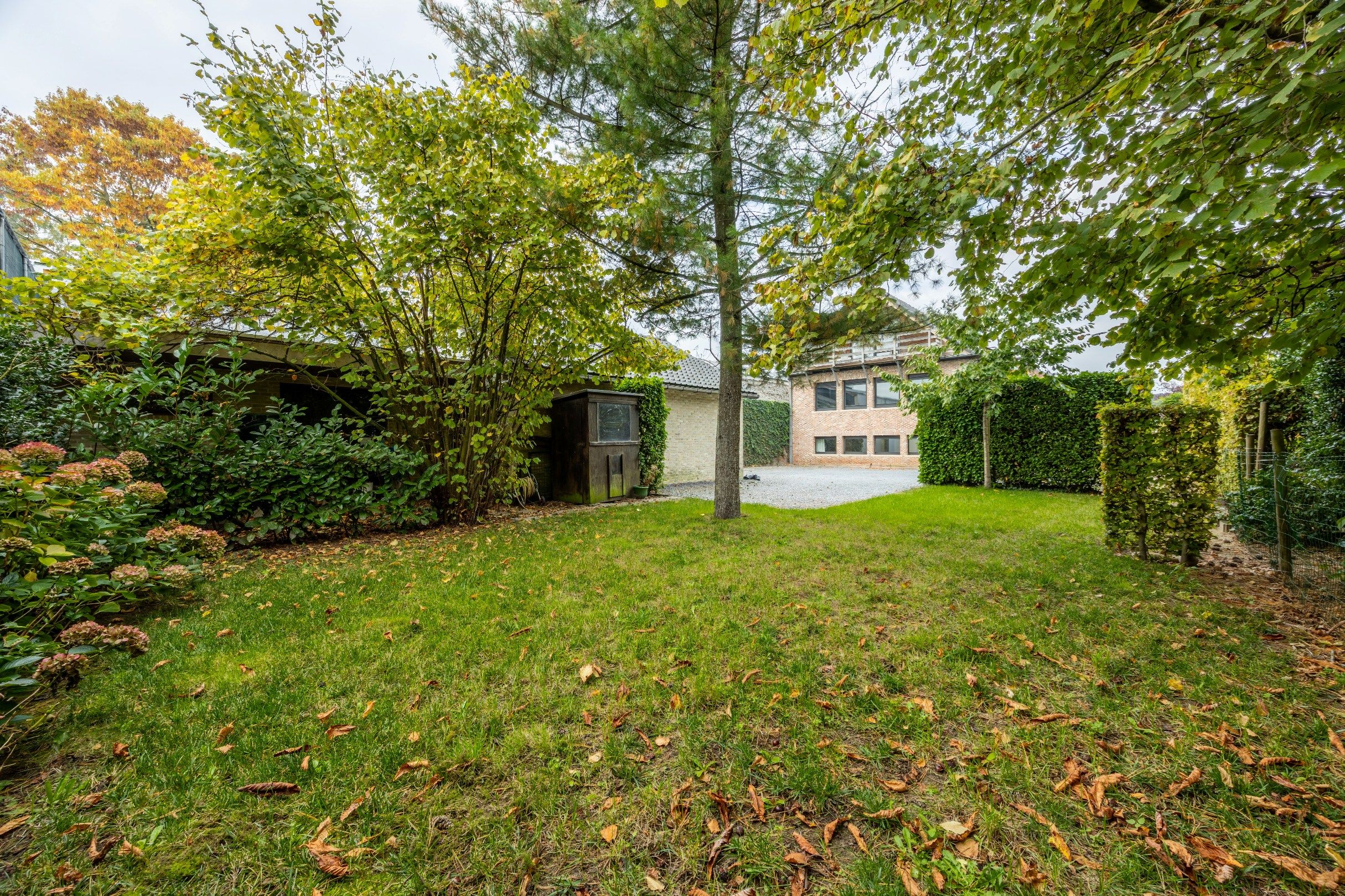 MULTIFUNCTIONELE EIGENDOM MET COMMERCIËLE LIGGING foto 3