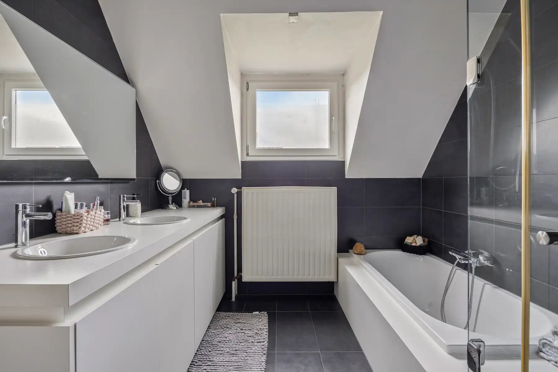 Ruime gerenoveerde vrijstaande woning nabij centrum Halle foto 14