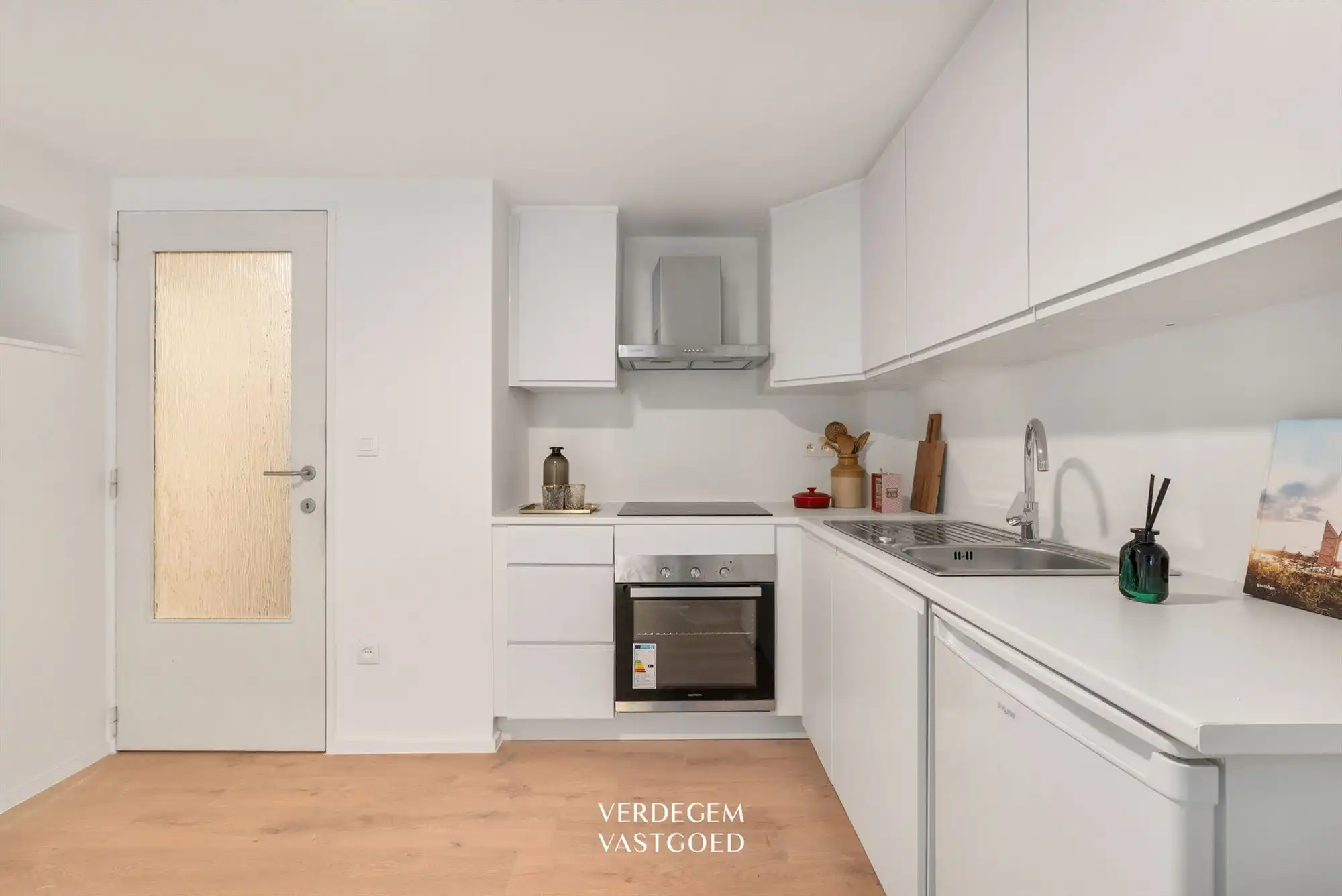 Sfeervolle studio met open keuken en fijne buitenruimte foto 6