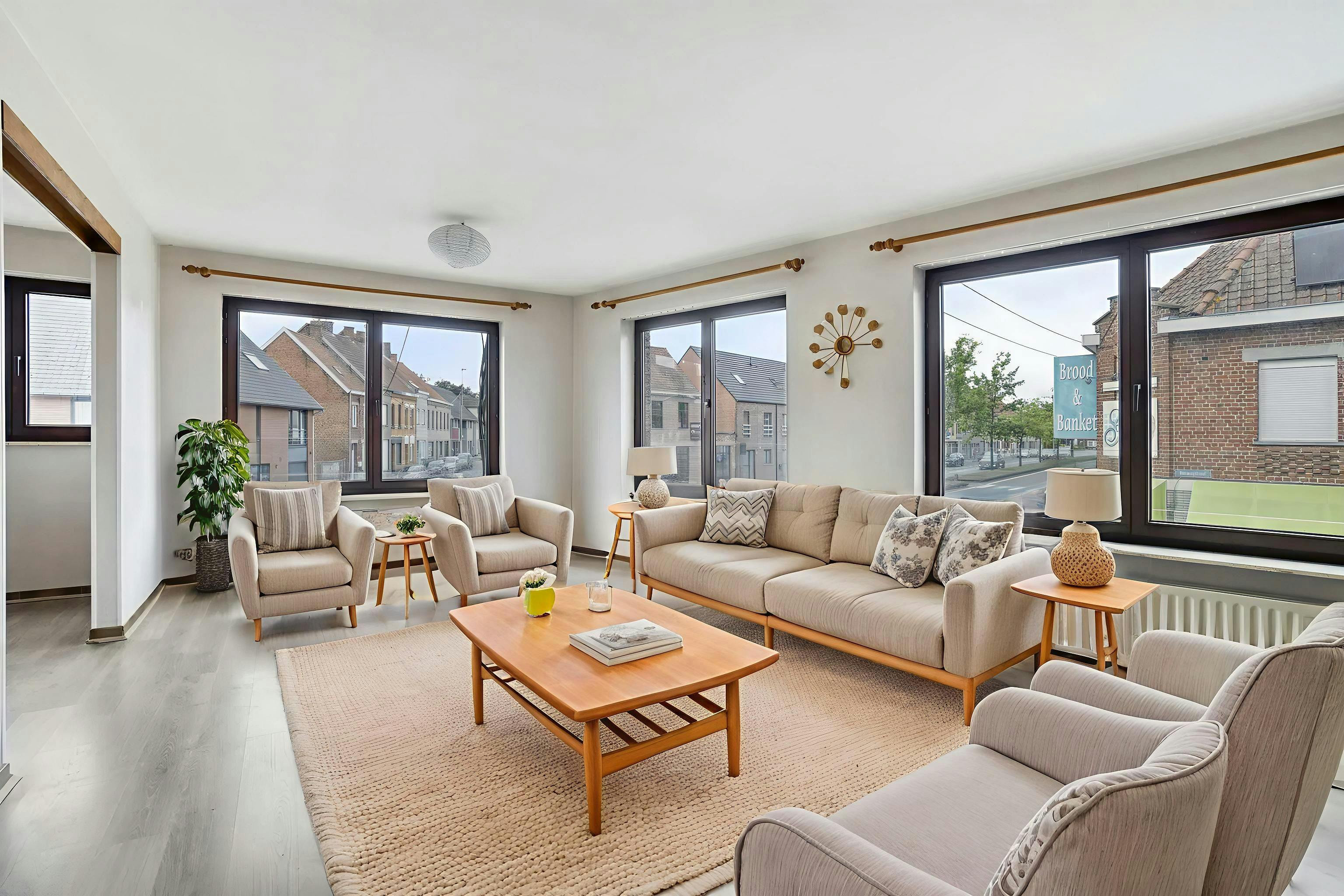 Appartement te koop nabij het centrum van Roeselare met 3 slaapkamers. foto 3