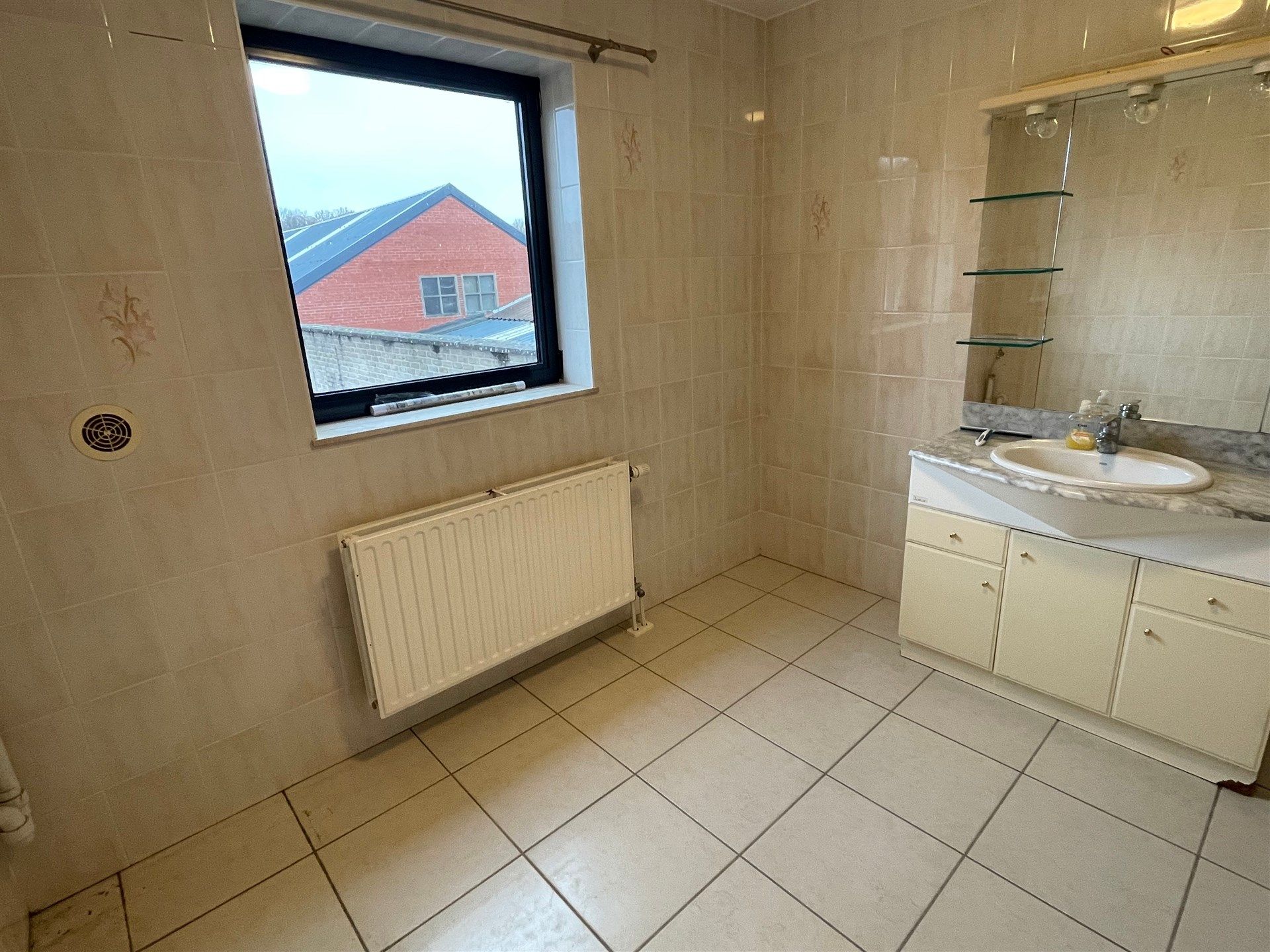 Gunstig gelegen 3 slaapkamer duplex appartement met garage.  foto 14