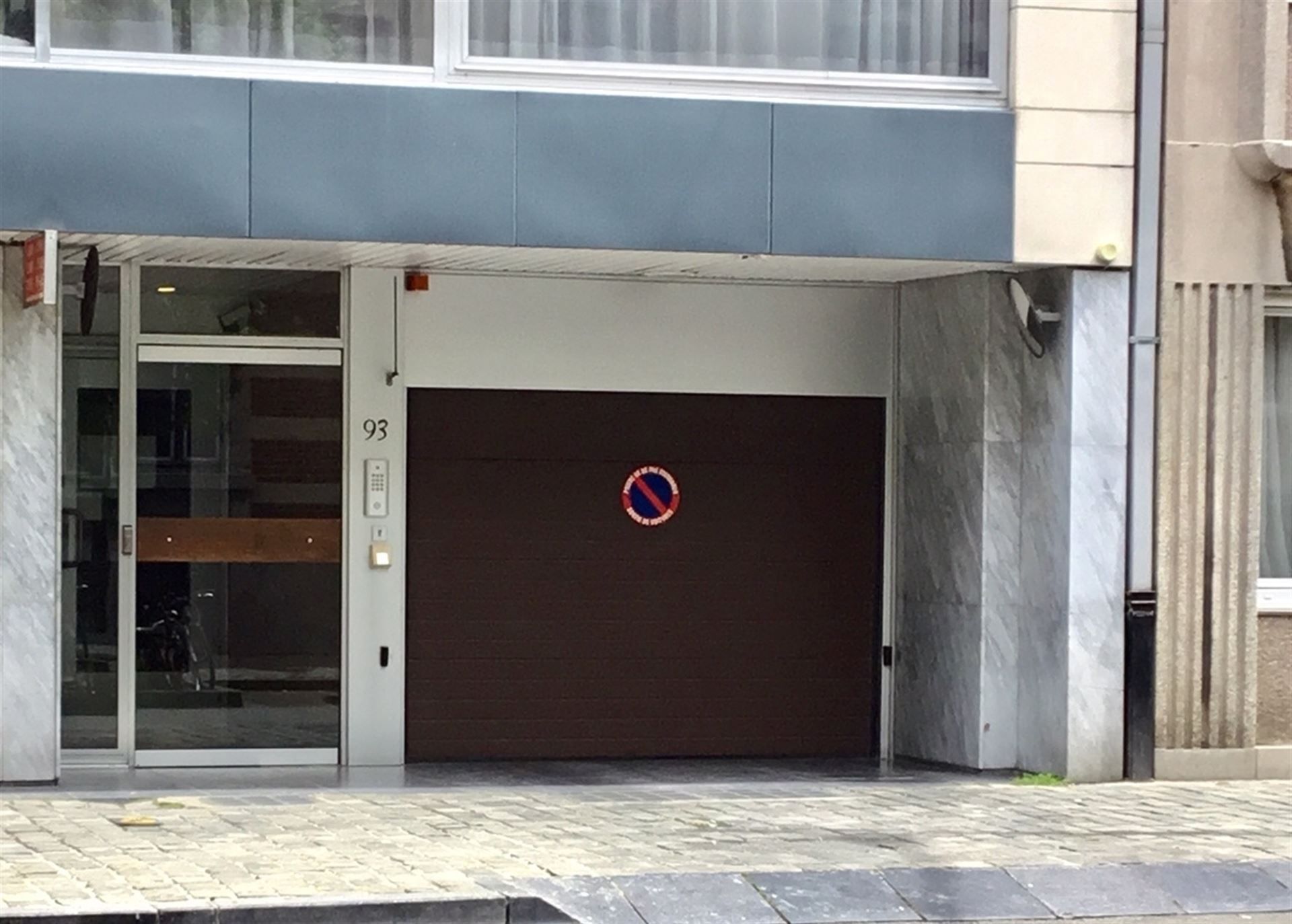 Binnenstaanplaats nabij de Europese Commissie foto {{pictureIndex}}