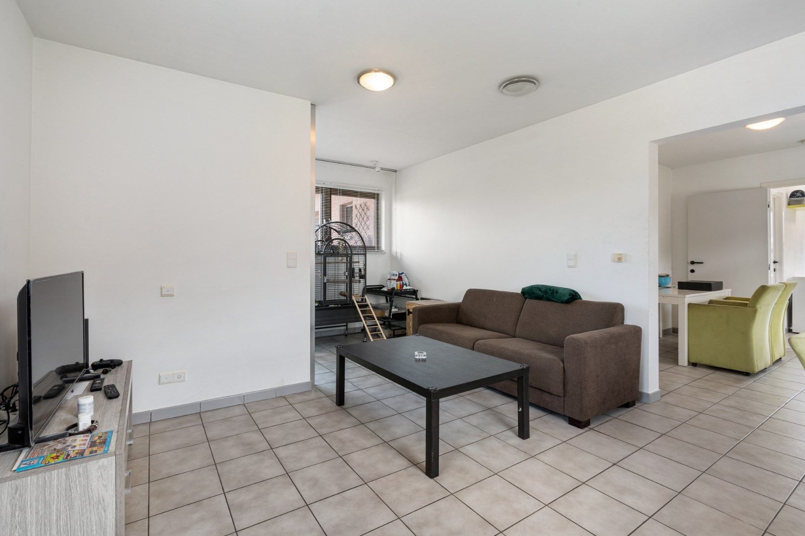 Comfortabel gebouw, onderverdeeld in een gelijkvloers appartement en een woning (210 + 210A), op een perceel van 9a60 met diverse mogelijkheden (kangoeroewoning foto 6