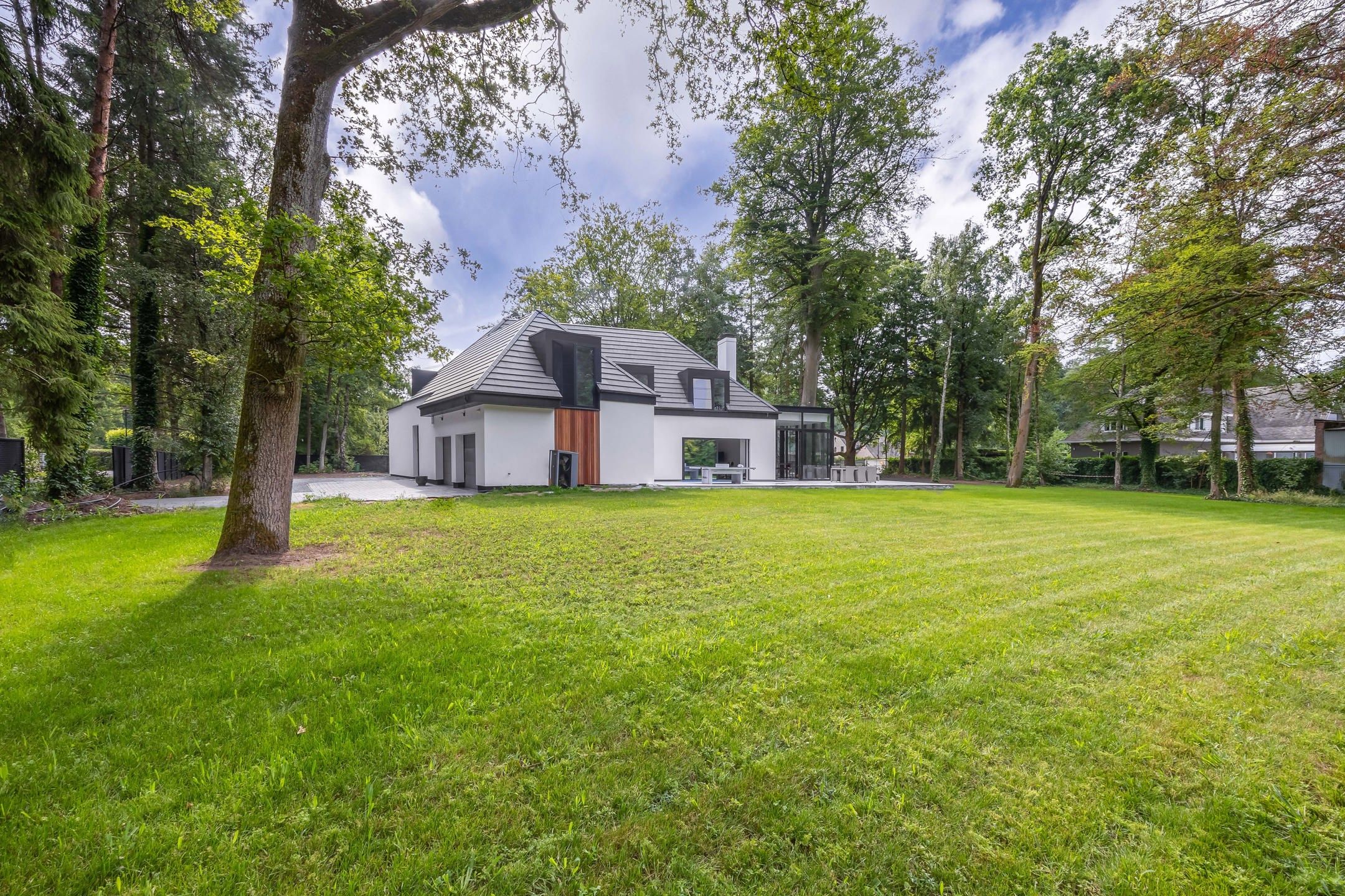 Luxe volledig gerenoveerde villa op een prachtig hoekperceel foto 24