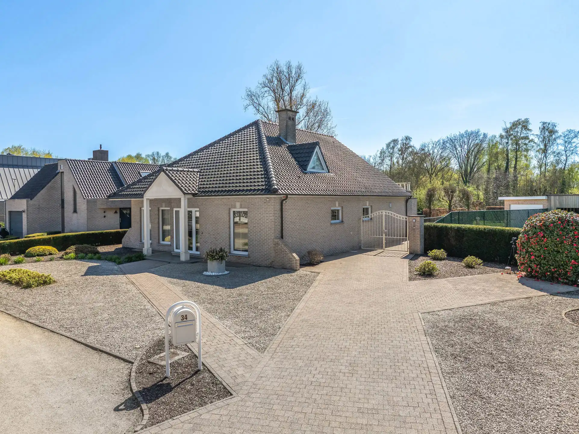 Ruime woning in oase van rust met prachtige tuin foto 3