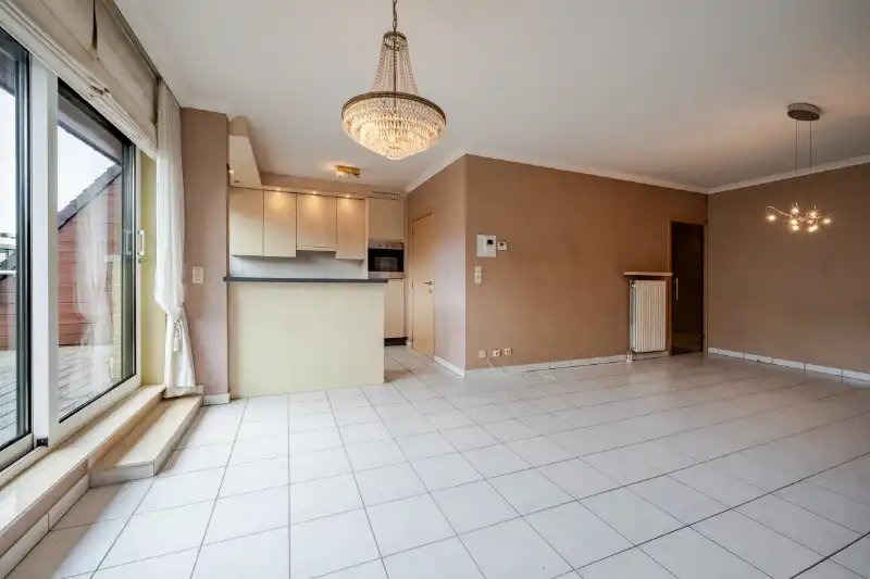 Roeselare-centrum. Lichtrijk 2-slaapkamerappartement in hartje Roeselare met vooraan en achteraan prachtige terrassen. Overal dichtbij en op 4 hoog gelegen ! foto 4
