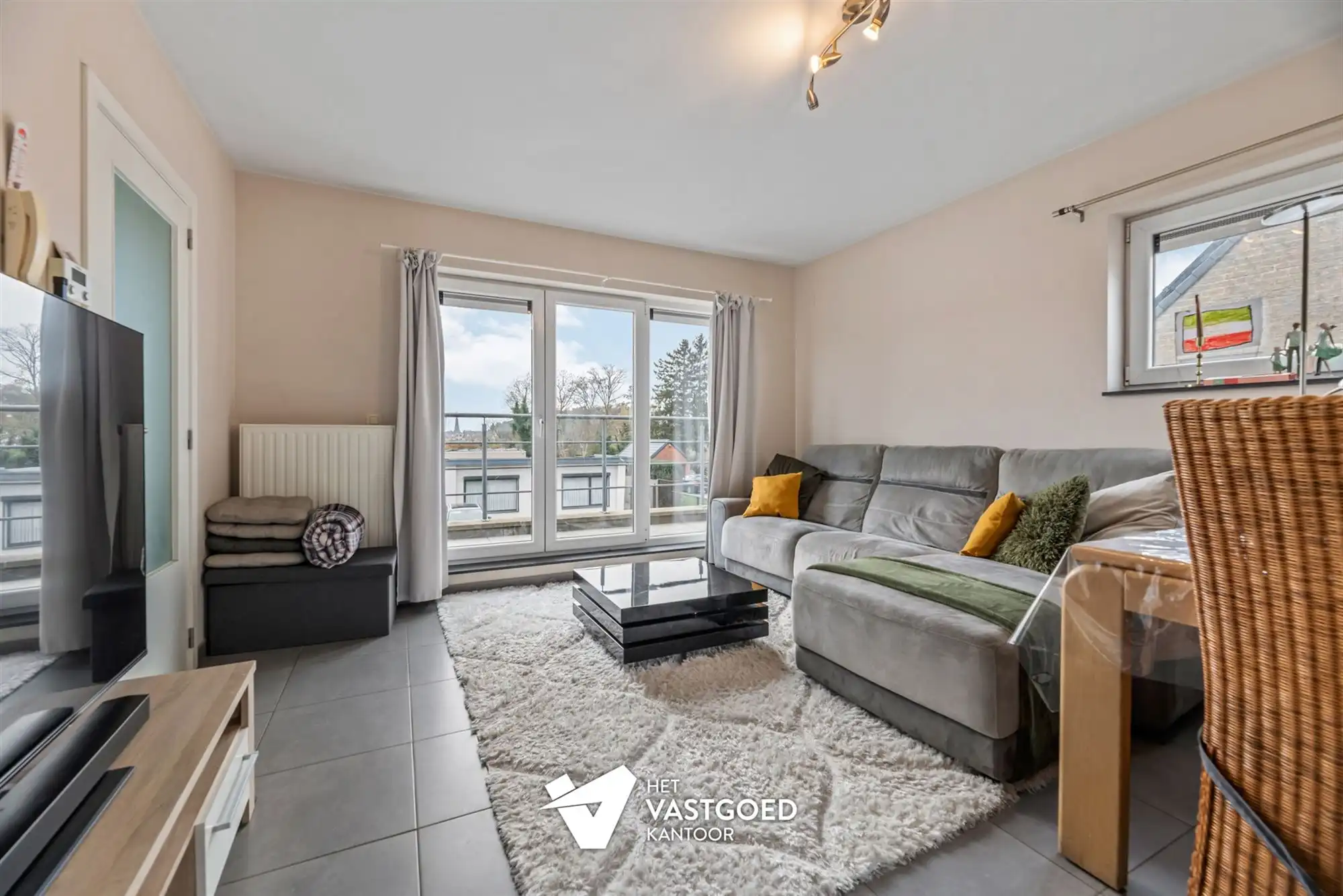 ZEER RUIM DUPLEX APPARTEMENT (149M²) MET 3 SLAAPKAMERS, TERRAS EN 2 AUTOSTAANPLAATSEN TE HAM foto 4