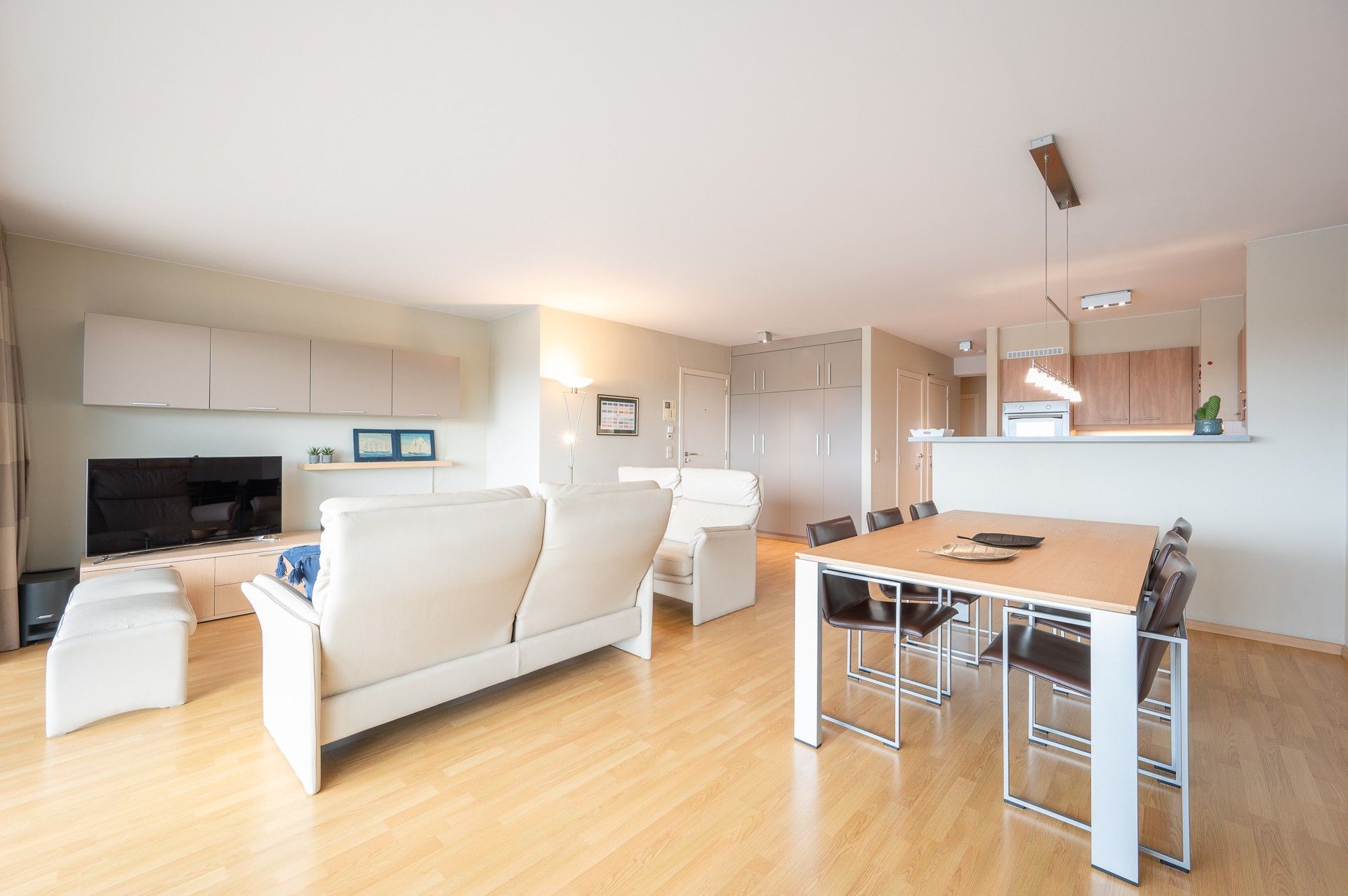 Gemeubeld: 2 slaapkamer appartement met adembenemende zichten! foto 3