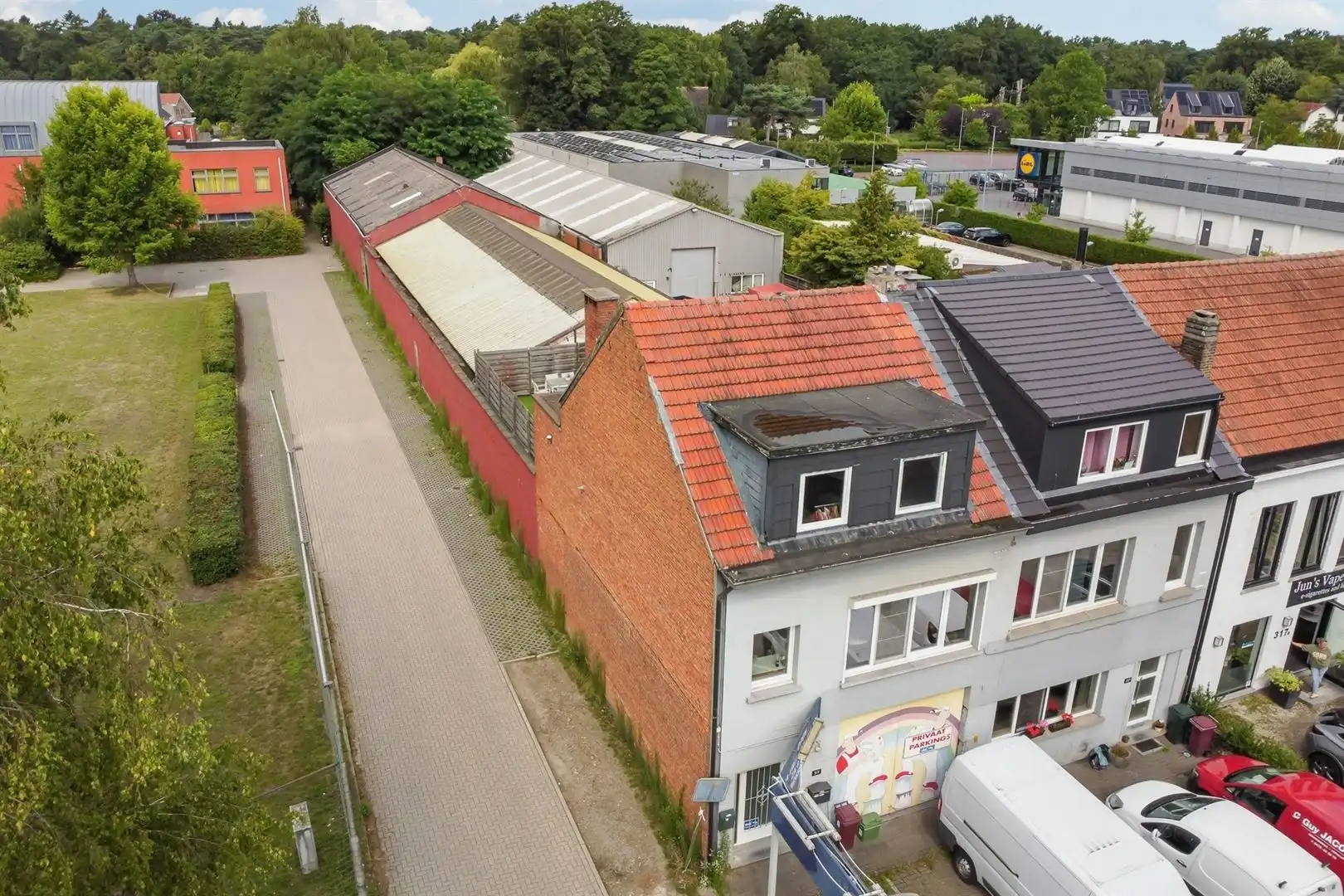 Woning met doorrit en ruime opslag – multifunctioneel eigendom foto 4