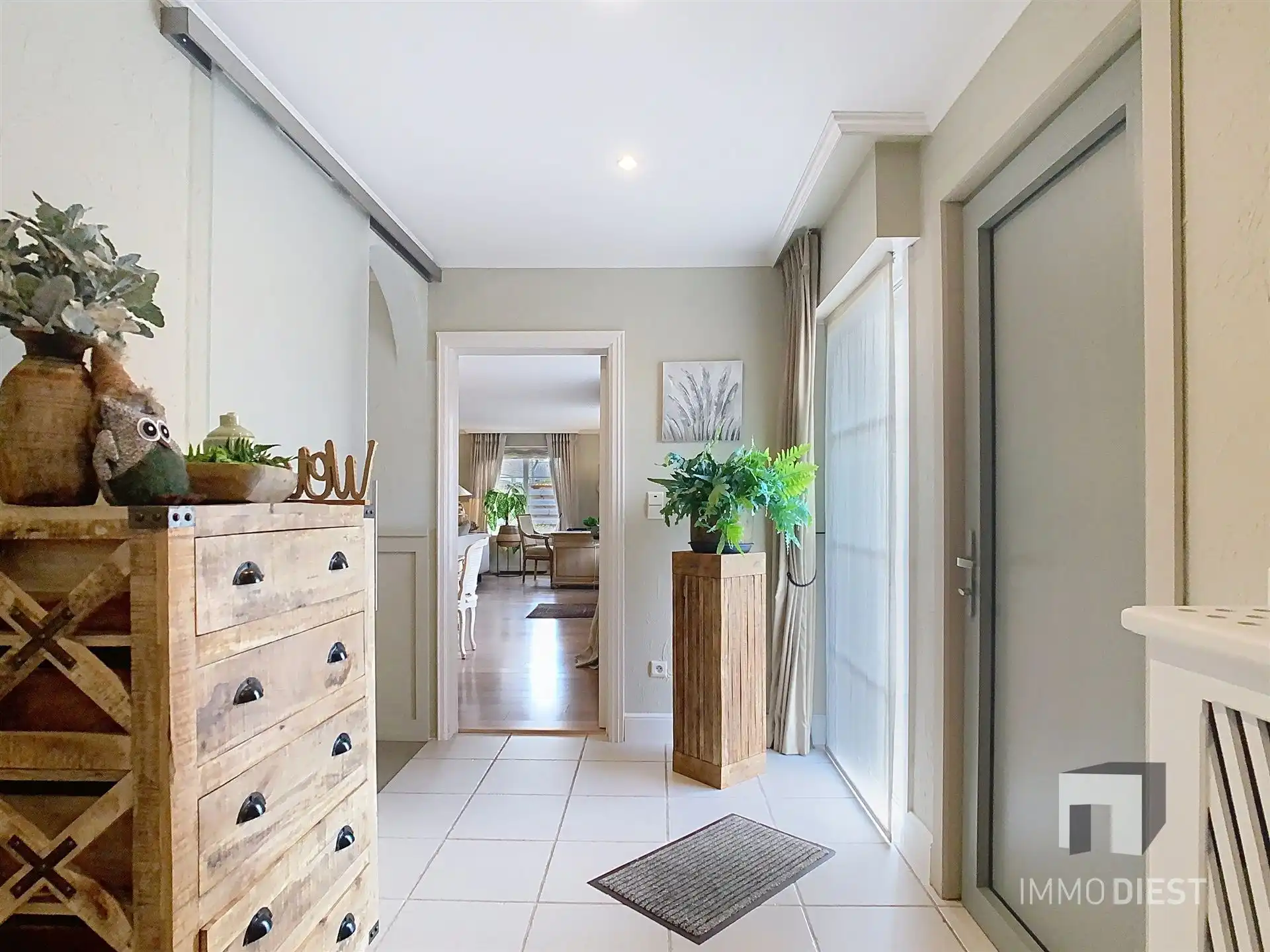 Energiezuinige en prima onderhouden gezinswoning met 4/5 slaapkamers en zwembad op 10 are. foto 4