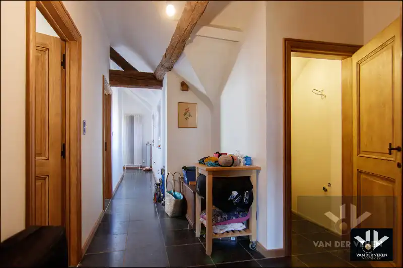 Volledig gerenoveerde, instapklare hoeve met authentieke elementen en sfeer in het hart van Haspengouw - een charmante woning én een ideale locatie om uw evenementenlocatie, B&B, kantoor, ... te vestigen! foto 19