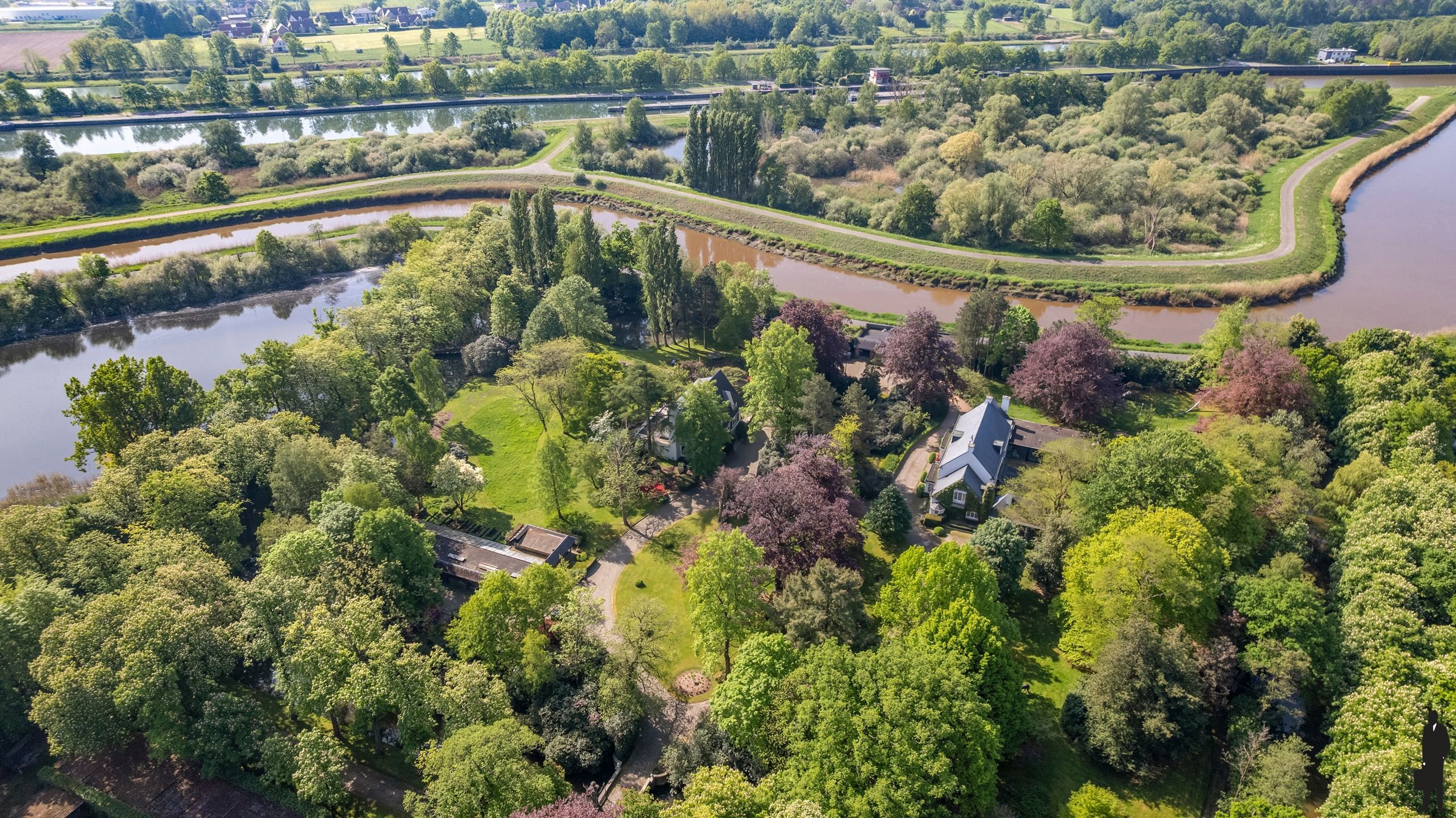 Uniek domein "Hof Van Lachenen" met 2 villa's te koop in Lier.  foto 2