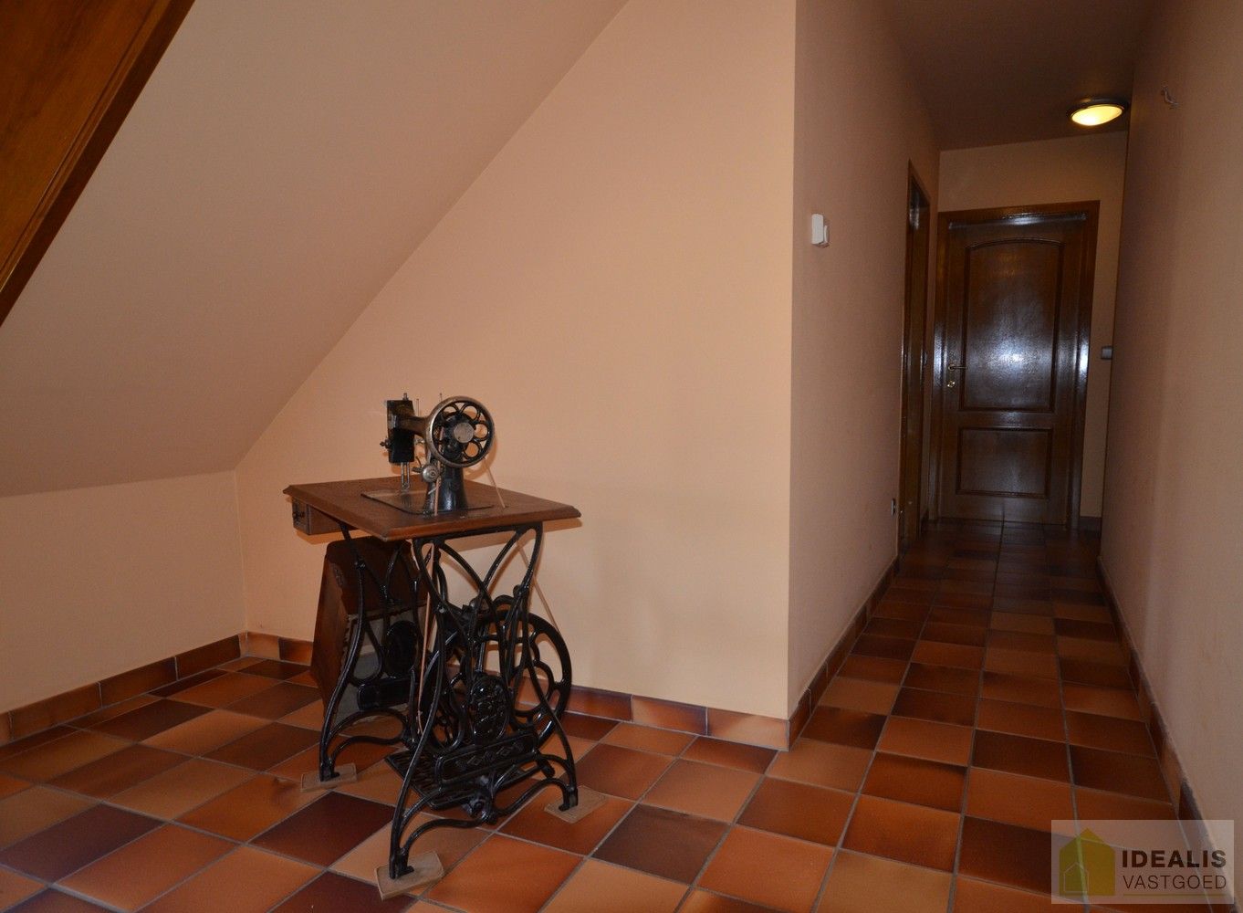 IDEALIS VASTGOED – Charmante, instapklare woning in een groene, rustige omgeving in hartje Hechtel (Hechtel-Eksel) met +-370m² bewoonbare oppervlakte! Deze gezellige woning biedt een aangename leefruimte, maar liefst 5 slaapkamers, 2 badkamers, een praktische indeling én een ruime tuin waar je volop kan genieten van het uitzicht. Het pand bevindt zich op een mooi breed perceel en is ideaal voor wie houdt van rust en privacy, maar toch een vlotte verbinding wenst naar omliggende gemeenten en steden. foto 16