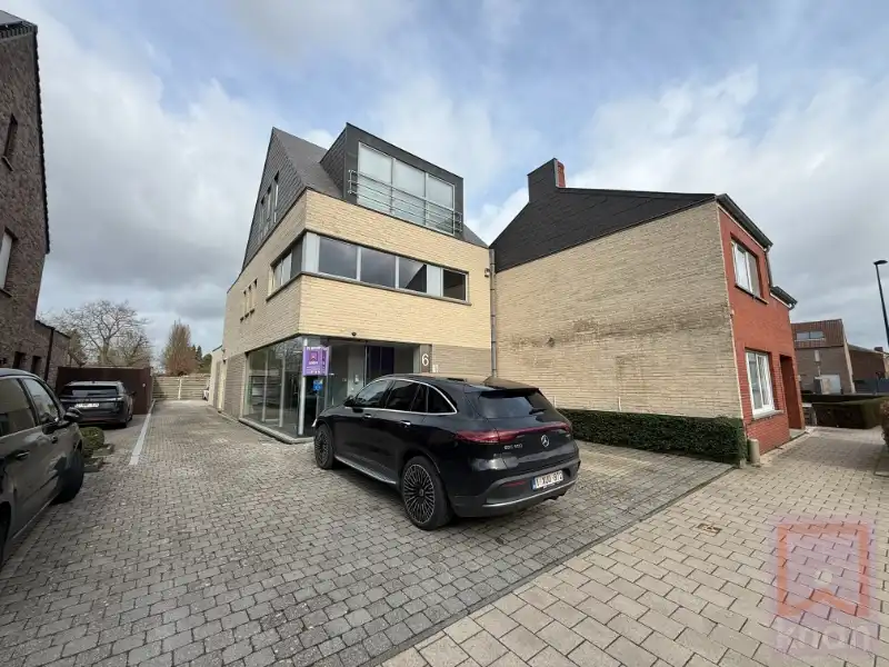 Stijlvol kantoor/handelspand op toplocatie centrum Geel met parking! foto {{pictureIndex}}