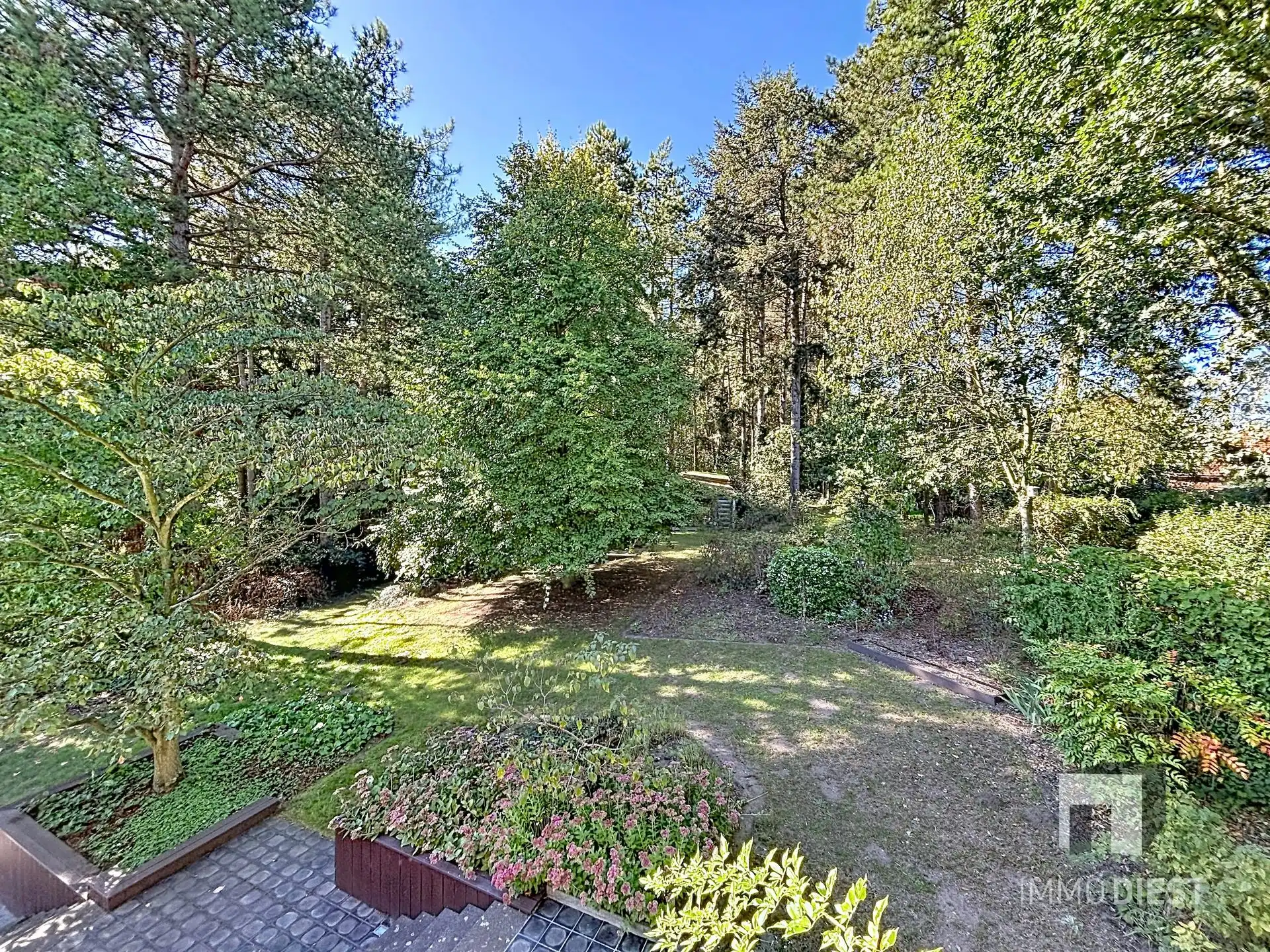 Prachtig gelegen villa met uniek ontwerp op 57a 74ca én achterliggende vijvers op 75a 54ca. foto 5