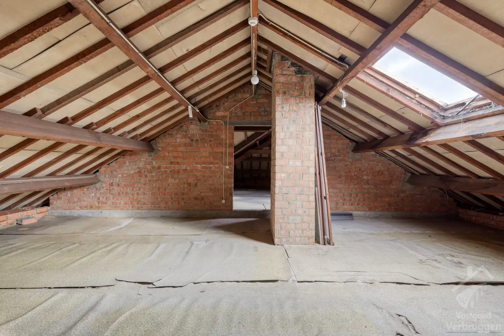 Ruime bungalow met 3 slaapkamers, bureau en dubbele garage foto 14