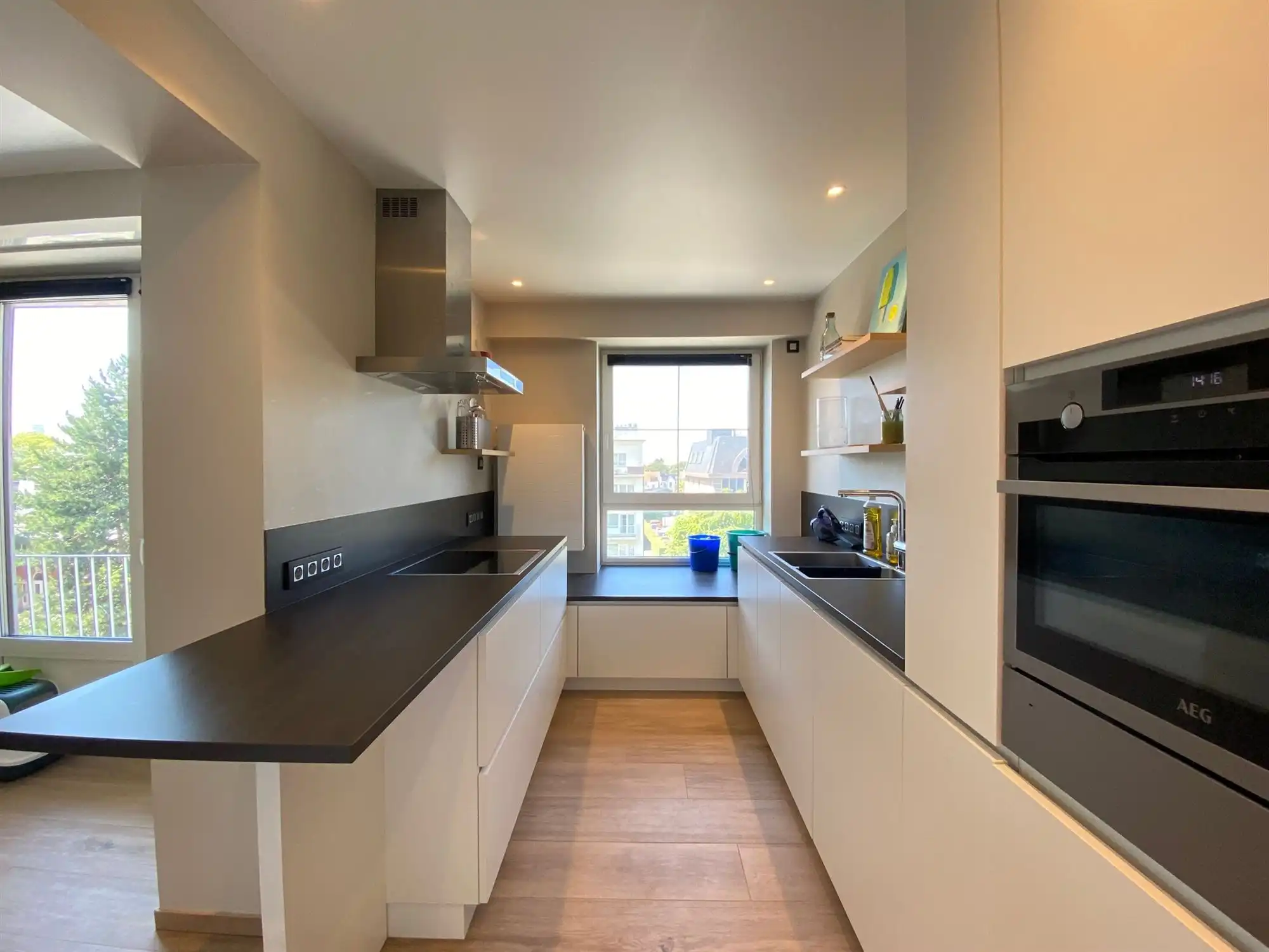 Instapklaar luxueus gerenoveerd 3 slaapkamer appartement met garage op toplocatie in Gent foto 6