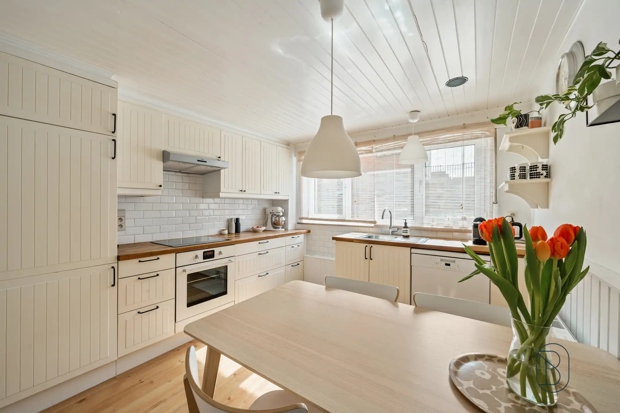 Instapklare woning met zonnige tuin in hartje Kortrijk foto 12