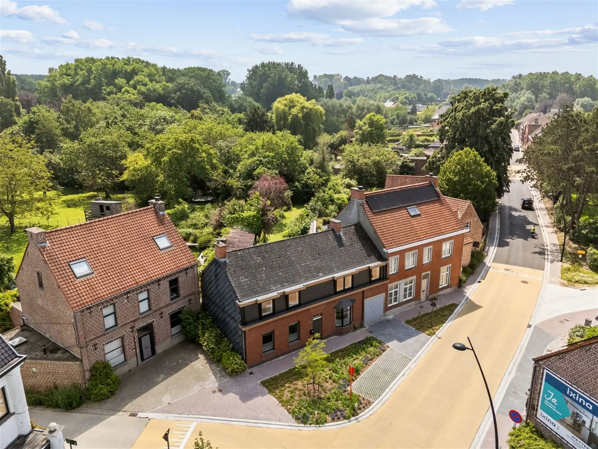 KARAKTERVOLLE WONING met 4 slaapkamers, garage & tuin op een perceel van ca. 811m² foto 2