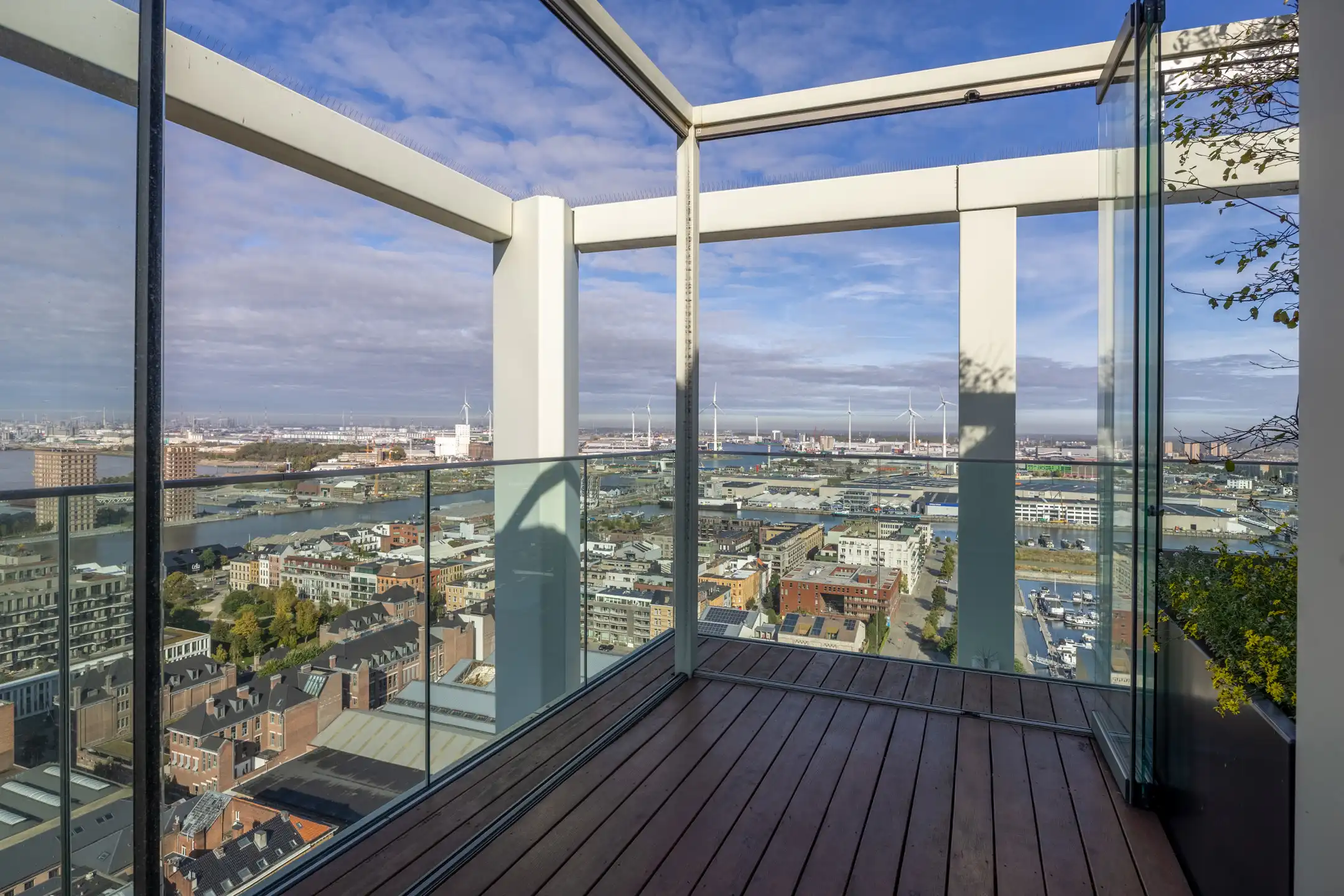 Stijlvol penthouse met panoramisch zicht op stad en haven foto 14