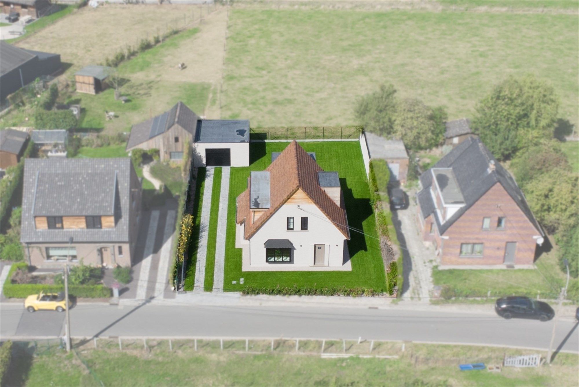Vrijstaande woning met 3 slaapkamers, garage en tuin foto {{pictureIndex}}