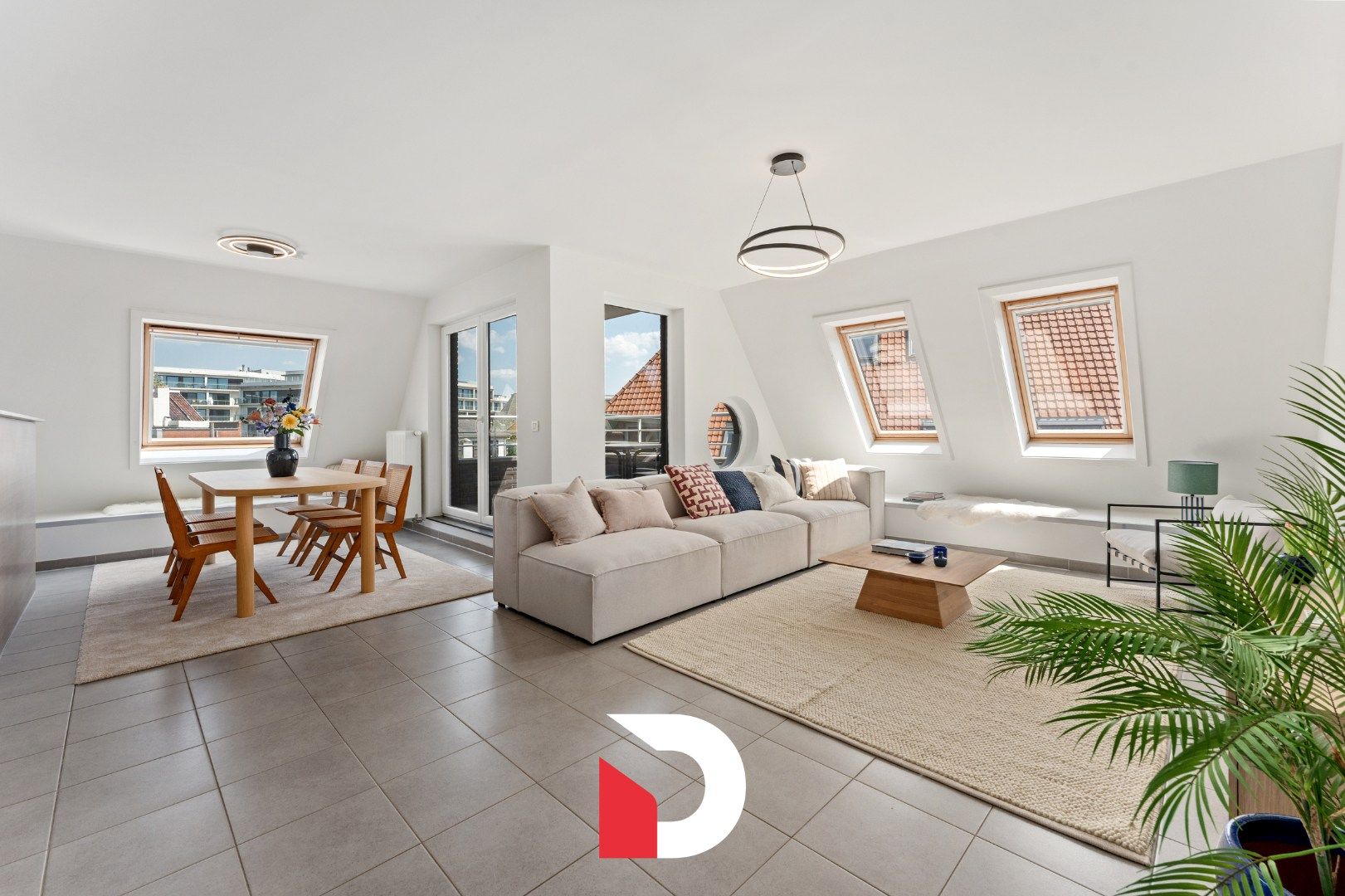Ruim drieslaapkamerappartement met terras nabij zee foto {{pictureIndex}}