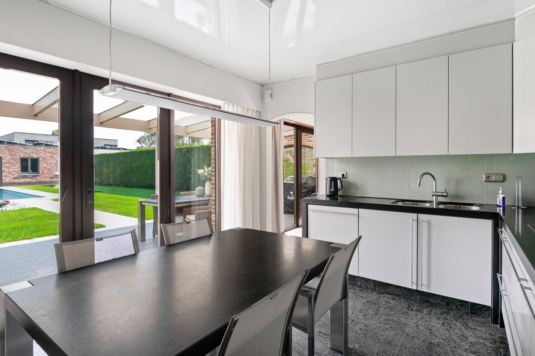 Vrijstaande, instapklare woning met verwarmd zwembad foto 7