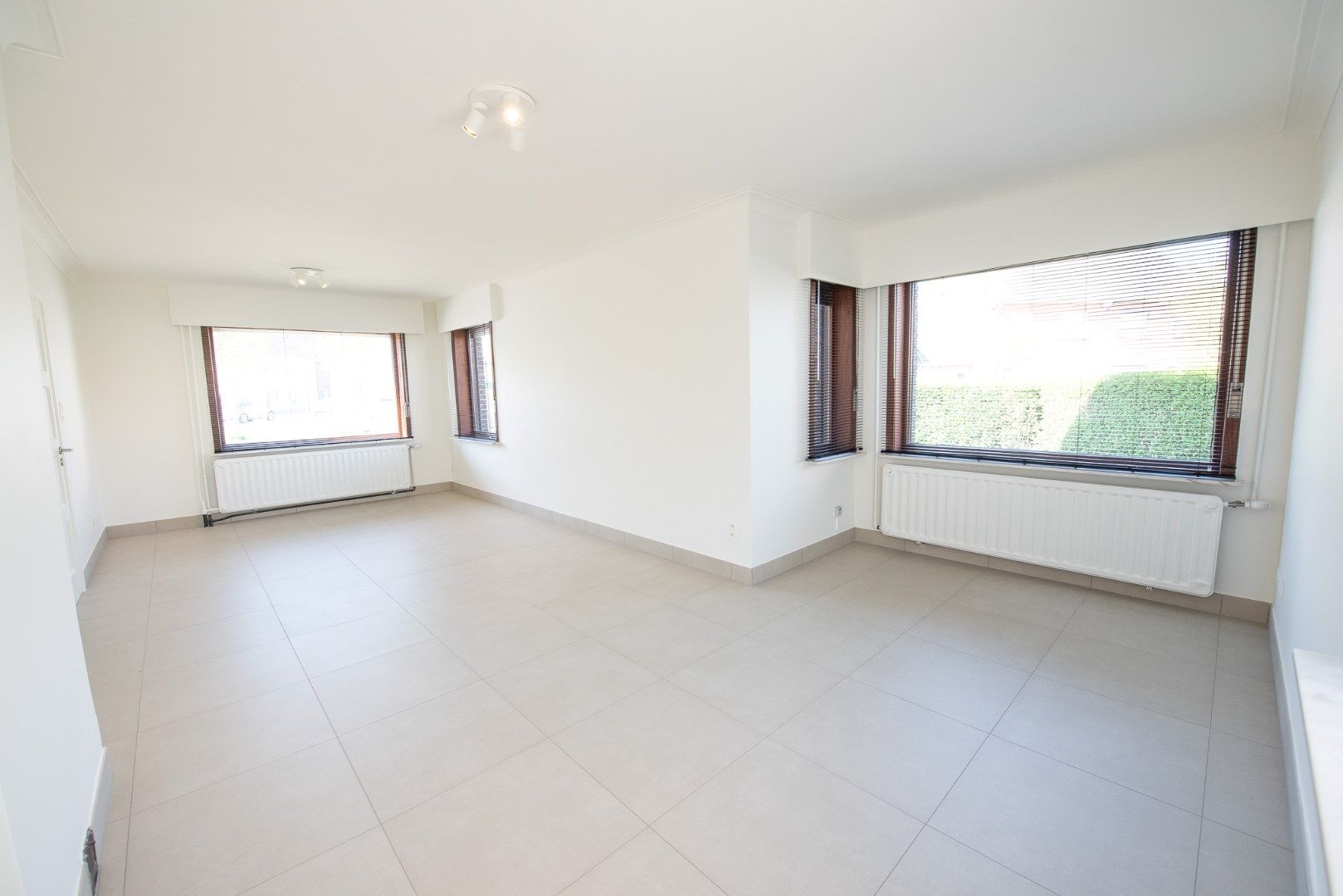Gerenoveerde woning in rustige woonwijk TE HUUR in Waregem! foto 3