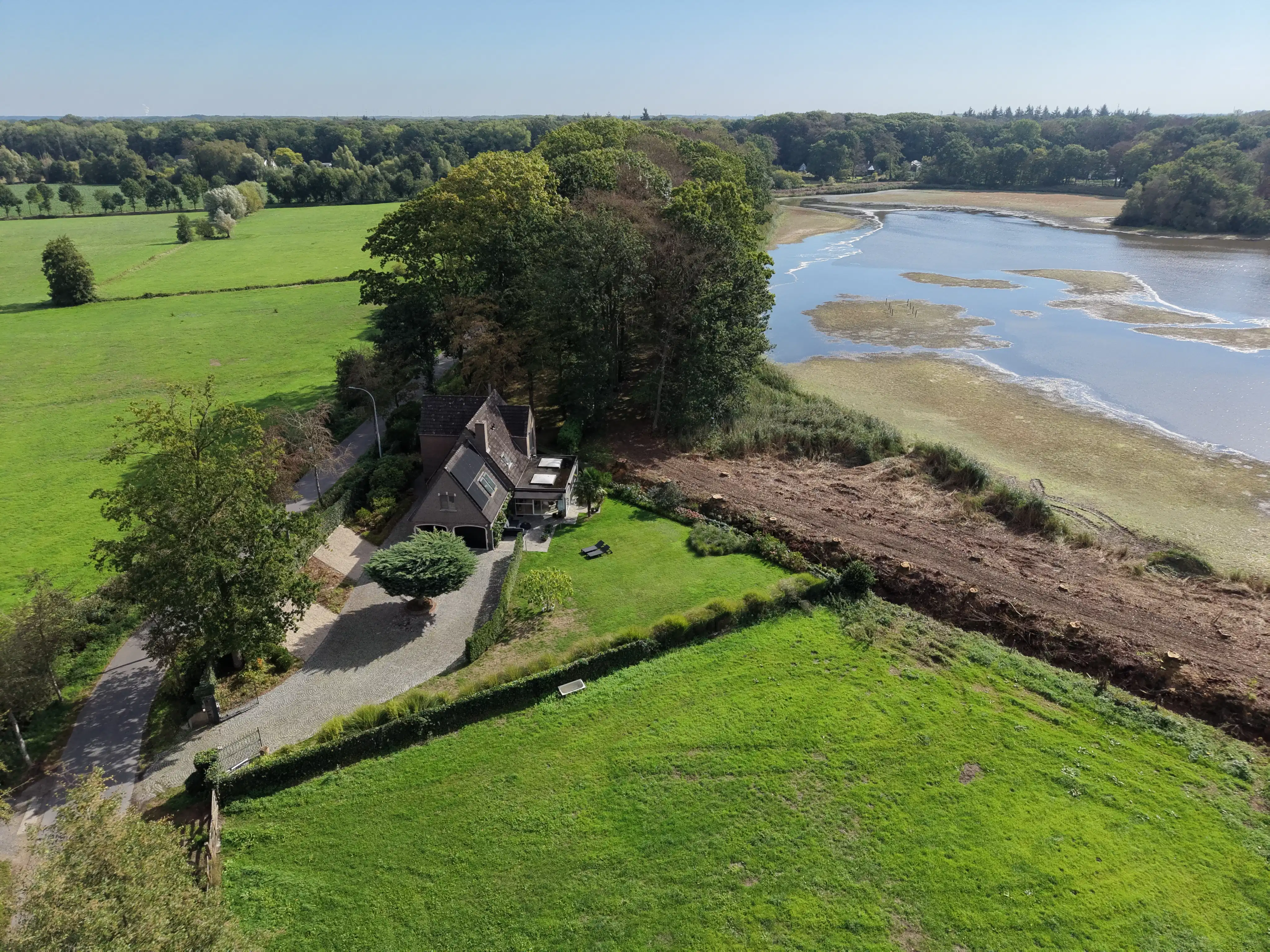 Hoofdfoto van de publicatie: Villa te koop in Aalter aan de Kraenepoel