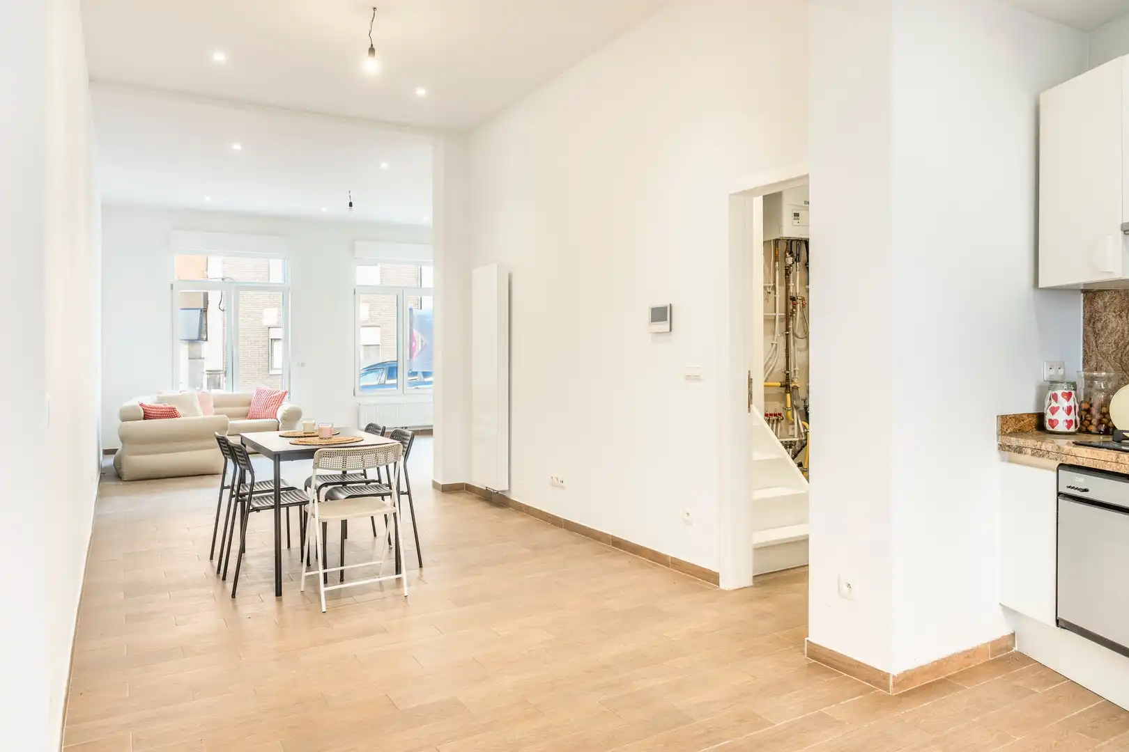 Instapklare gerenoveerde gezinswoning met 4 slaapkamers, 2 badkamers en EPC B in Burcht! foto {{pictureIndex}}