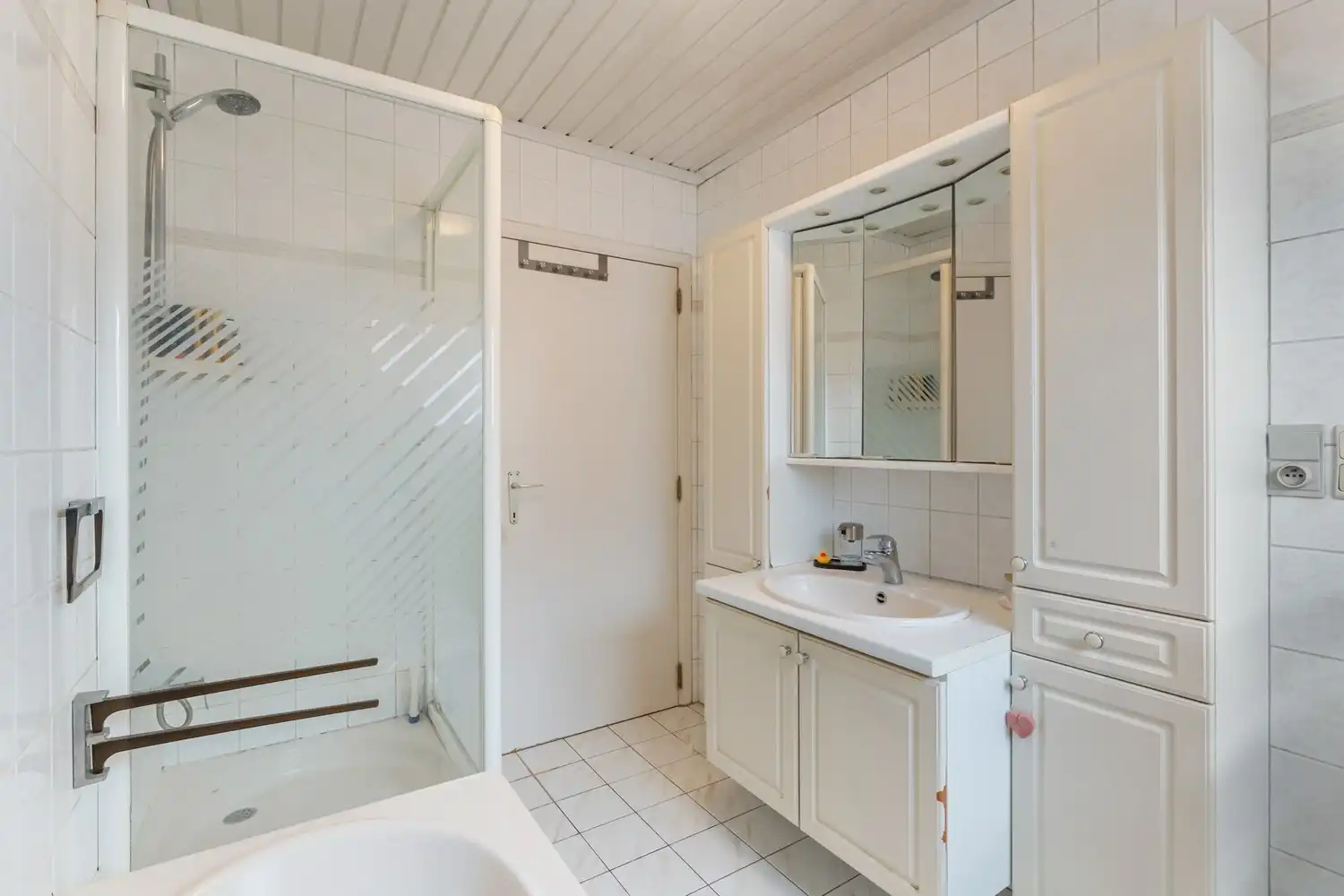 Halfopen gezinswoning met 3 slaapkamers, kelder en aangename tuin in Nieuwerkerken foto 16