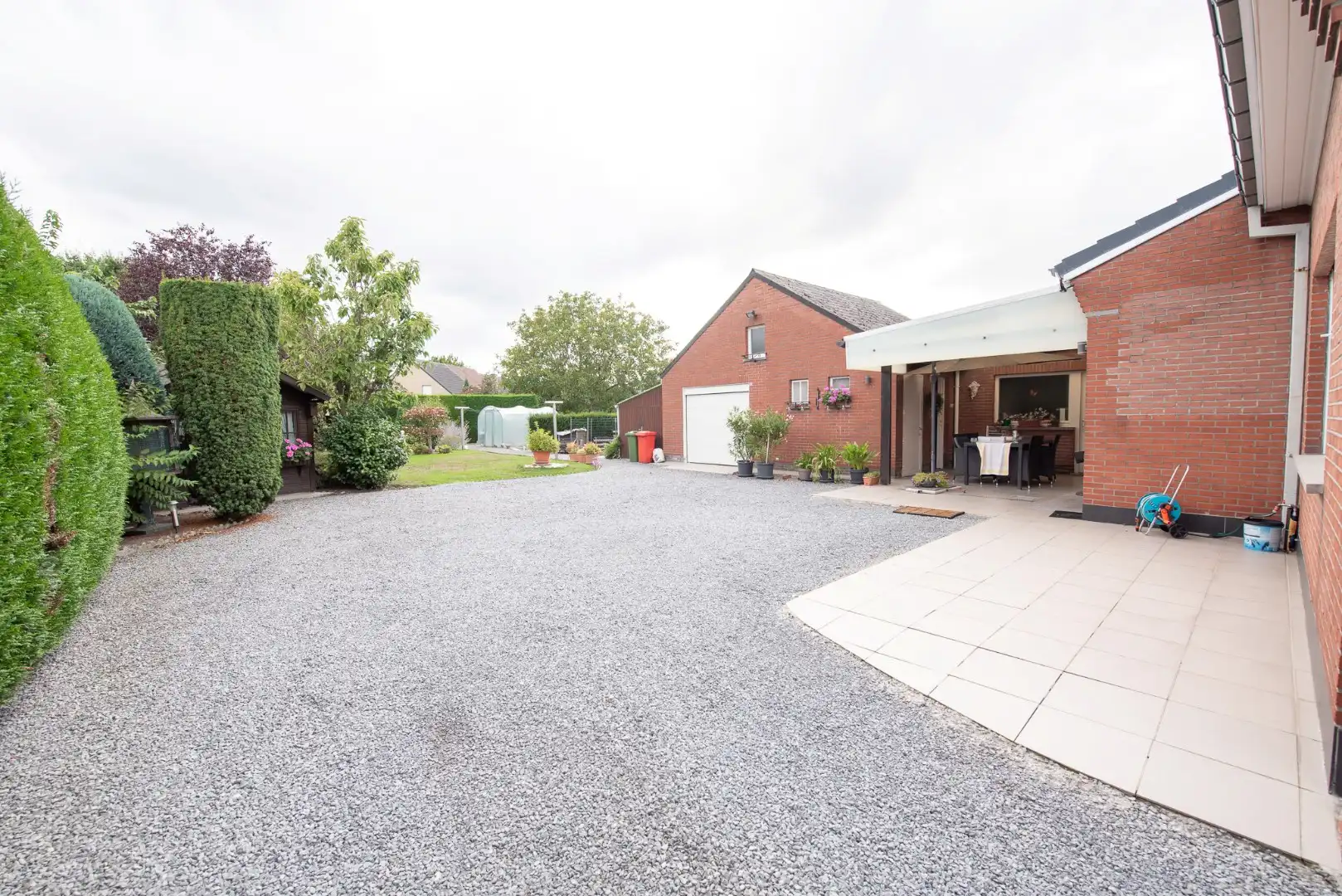 Goed onderhouden, open bebouwing met 3 slaapkamers op 831 m² foto 2