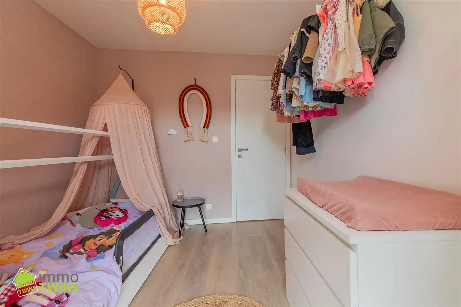 In een rustige maar toch centraal gelegen straat ontdekken we deze volledig instapklare, verrassend ruime en bijzonder energiezuinige woning foto 15