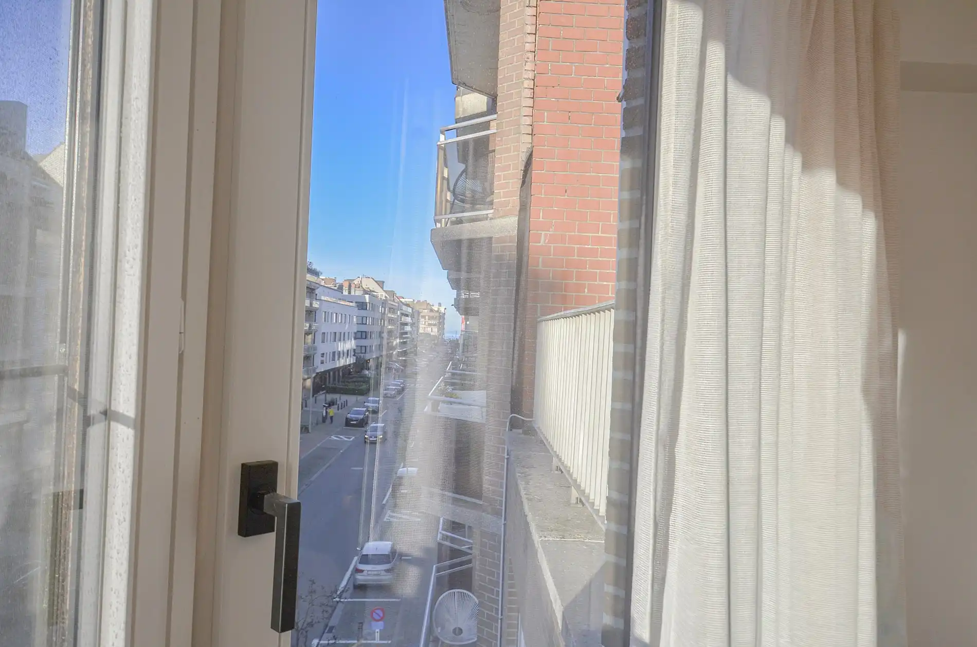 Stijlvol volledig gerenoveerd appartement  op wandelafstand van de zee én het commercieel centrum. foto 2