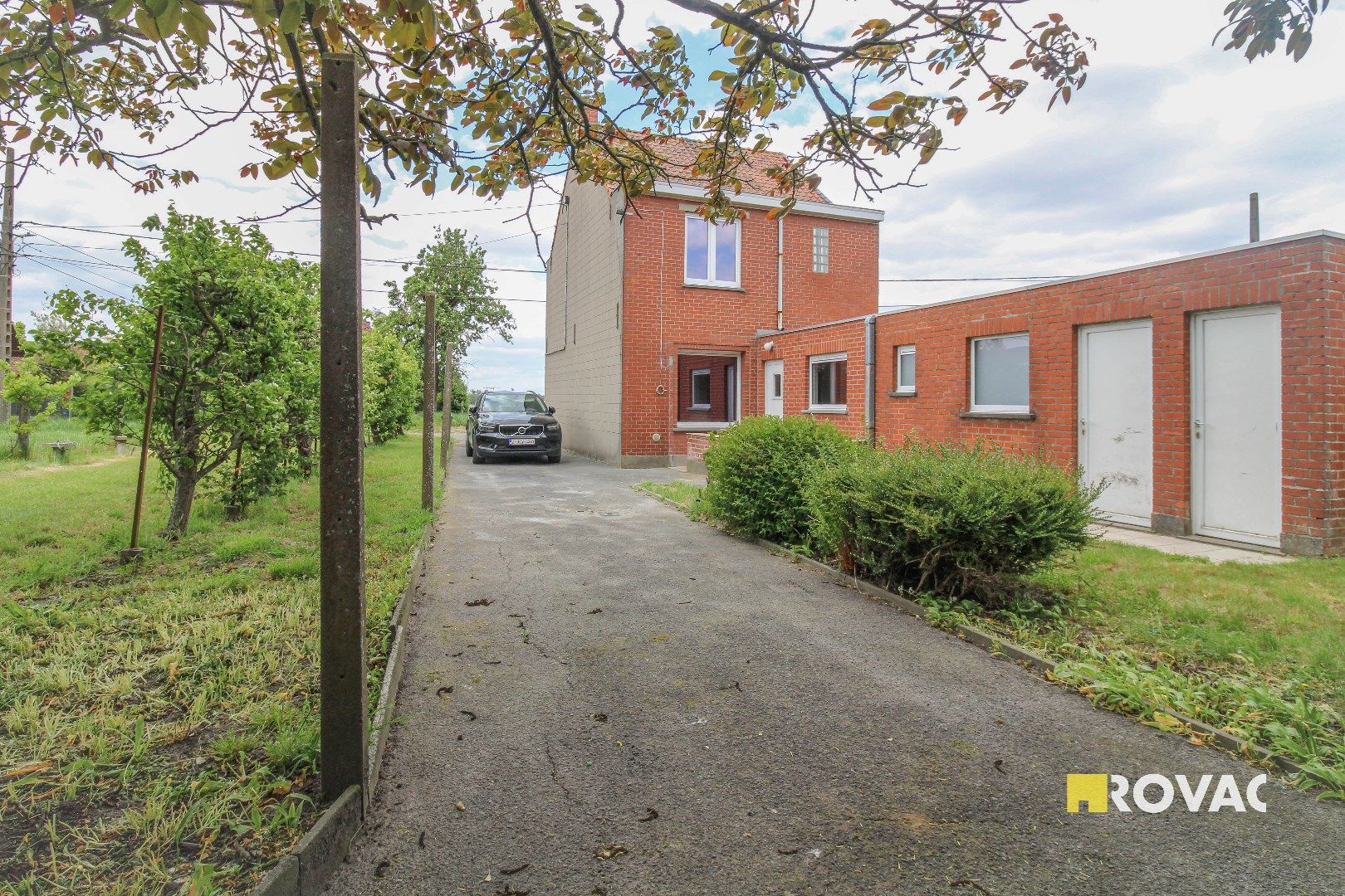 Landelijk gelegen alleenstaande woning met weide! foto 8
