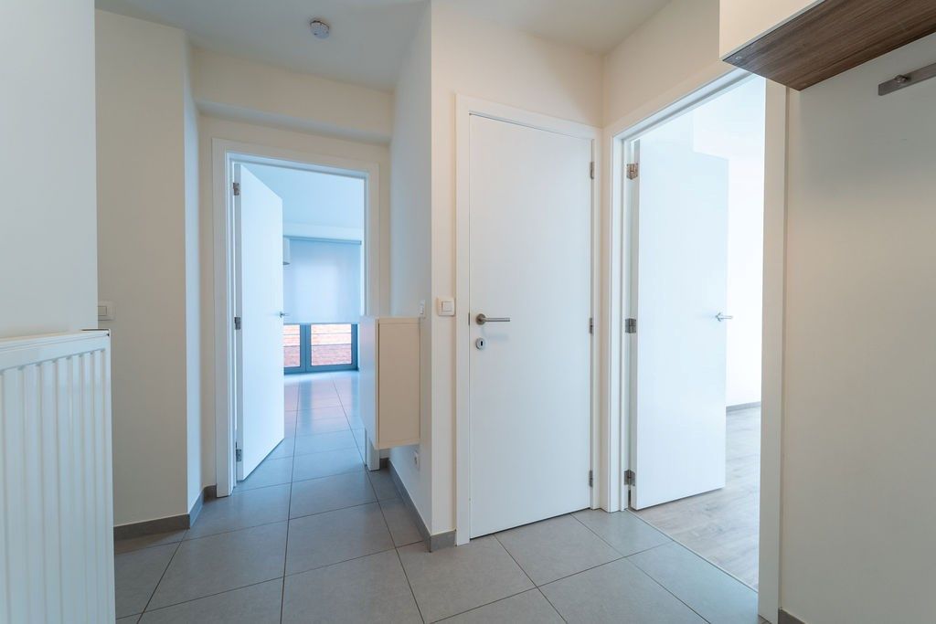 GUNSTIG GELEGEN 2 SLAAPKAMER APPARTEMENT 94 M² MET ONDERGRONDSE AUTOSTANDPLAATS EN KELDERBERGING IN HET CENTRUM VAN ZOLDER foto 9