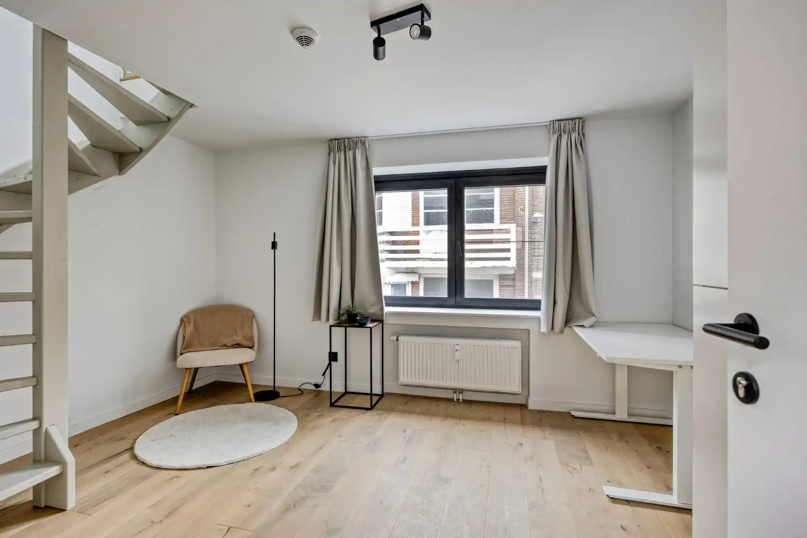 Volledig gerenoveerde en gemeubelde studentenkamers met privé-sanitair.  foto {{pictureIndex}}