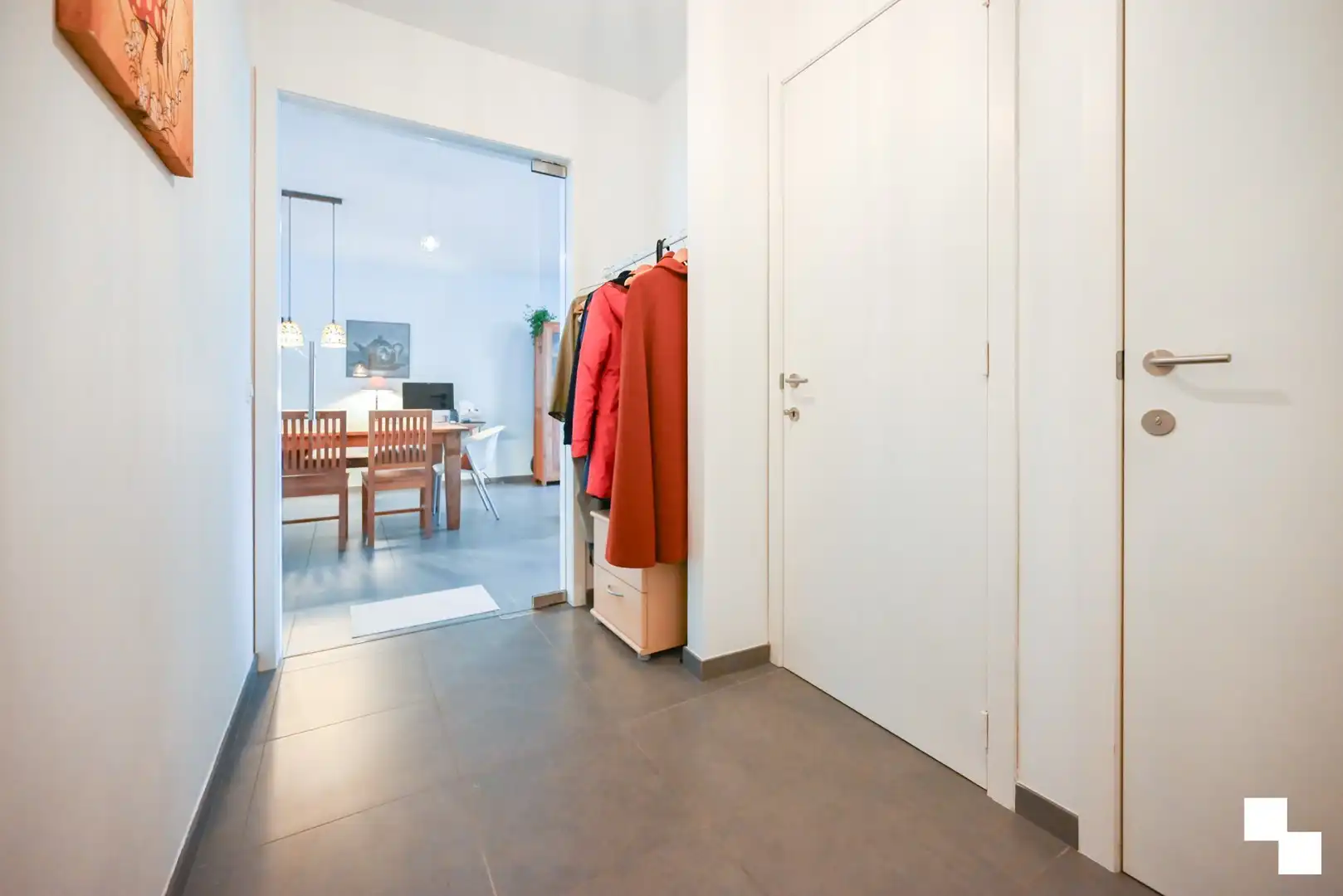 Lichtrijk tweeslaapkamer appartement te hartje Izegem foto 3
