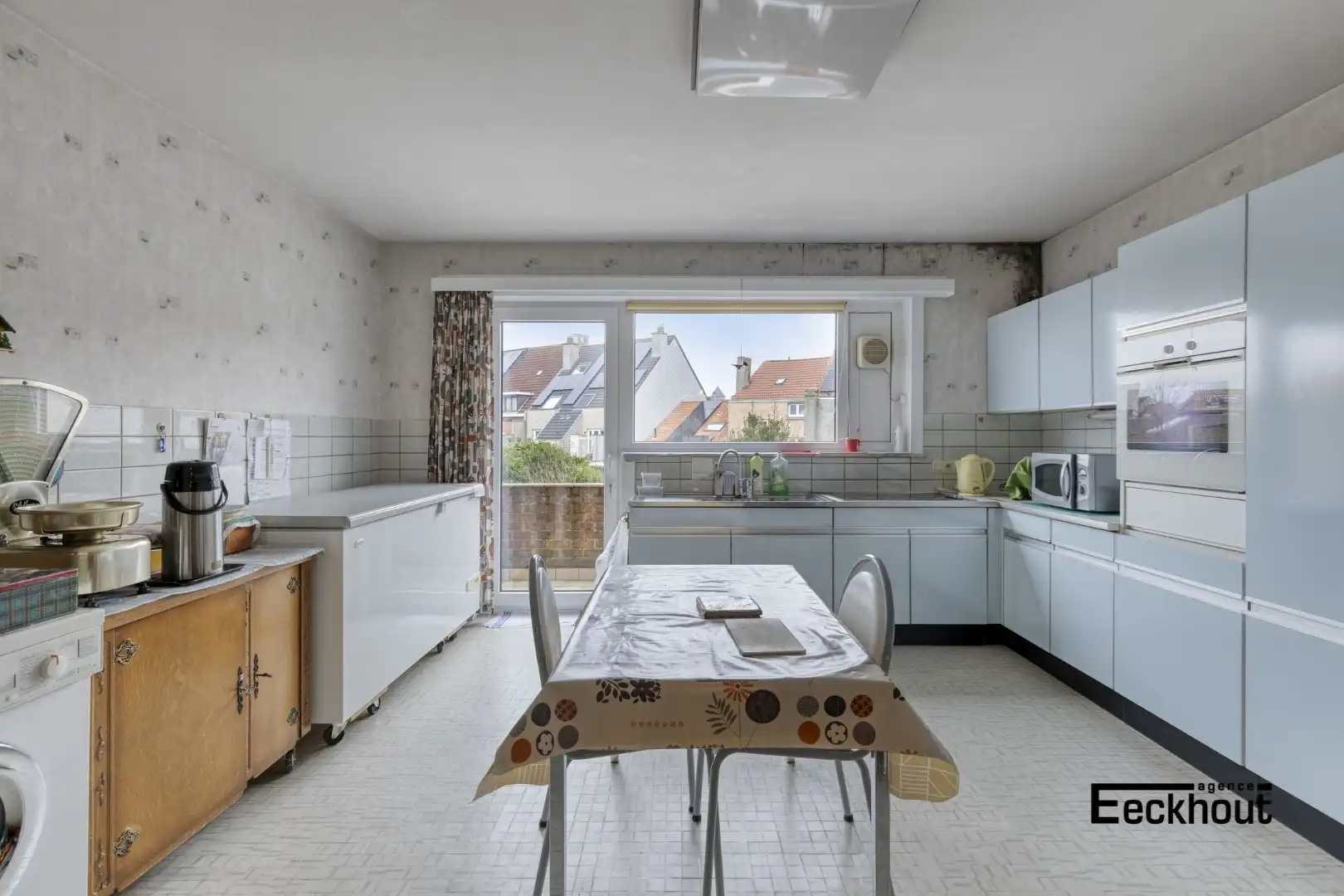 Ruime opslagplaats/atelier met bijhorend appartement en 2 extra garageboxen foto 9