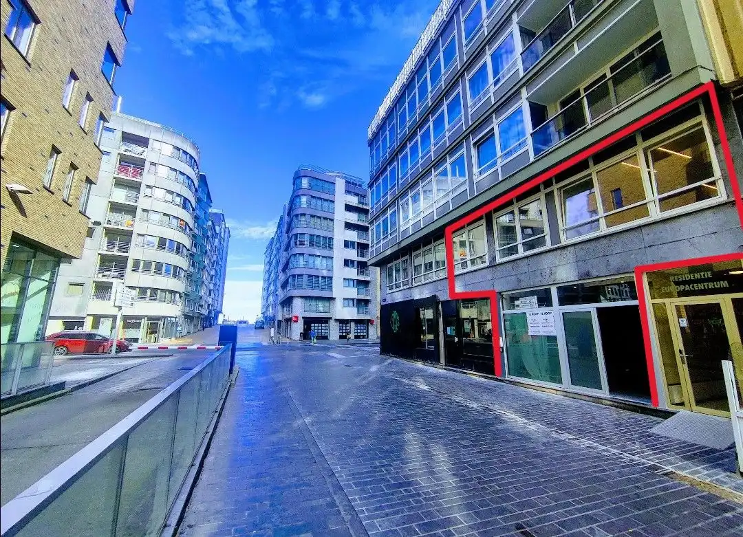 Handelspand met woonst (2-SLPK appartement) ! Hartje Oostende! foto {{pictureIndex}}