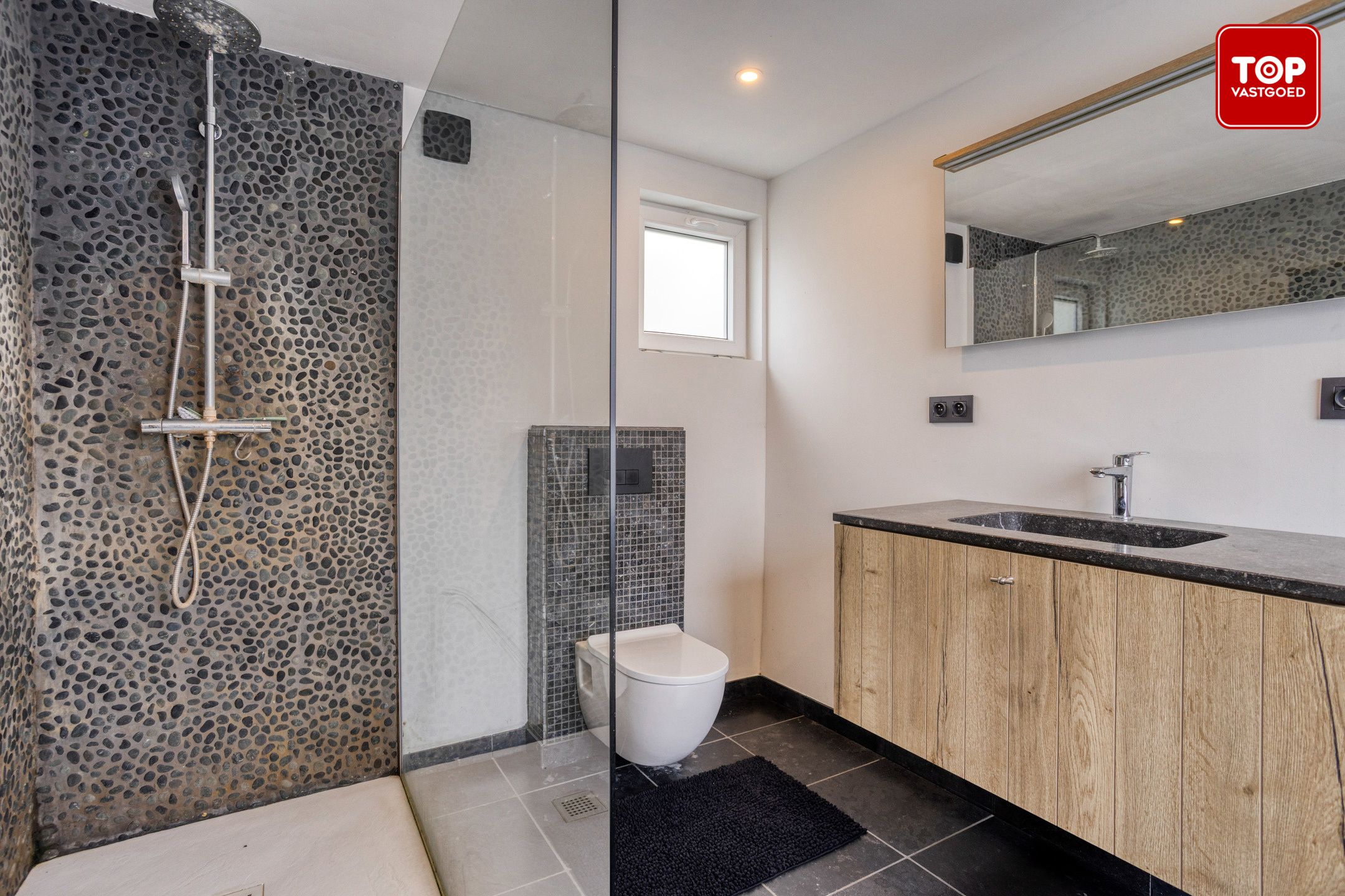 Gerenoveerde alleenstaande woning in Adegem met loods en weide foto 15