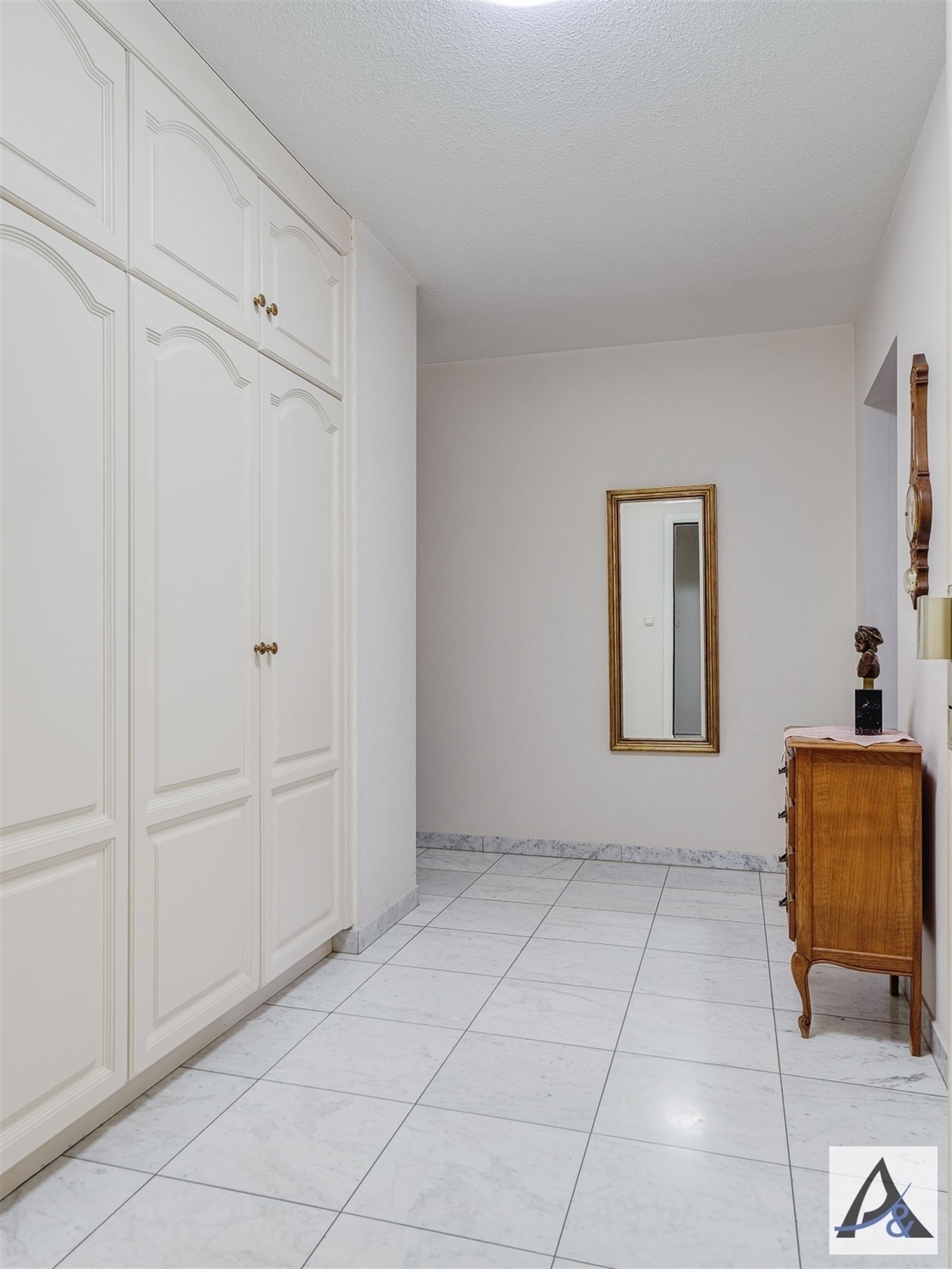 Ruim appartement met twee staanplaatsen in centrum Bilzen! foto 16
