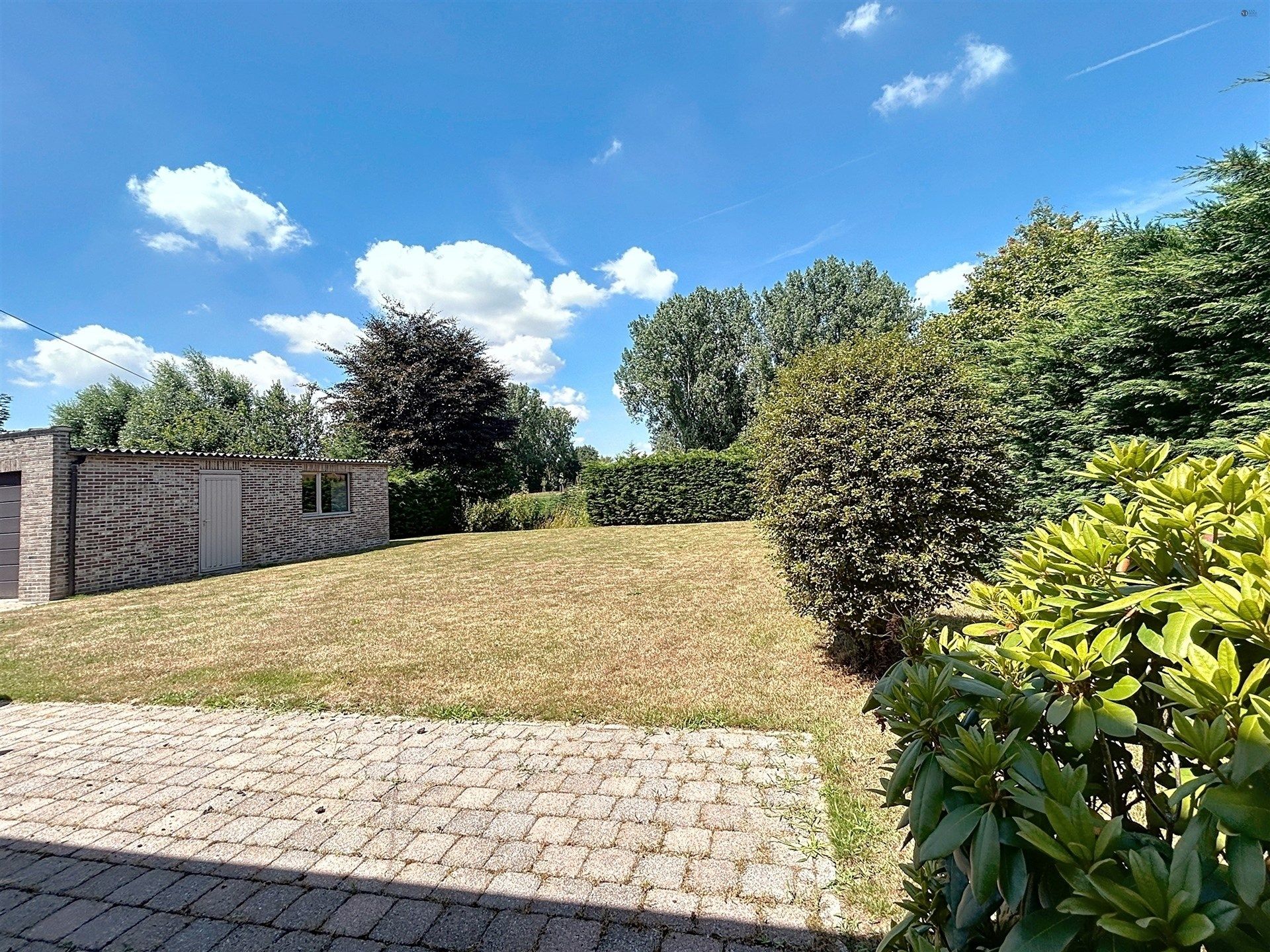 Rustig gelegen en instapklare open bebouwing (type bungalow)  met garage op perceel van 885m²  foto 20