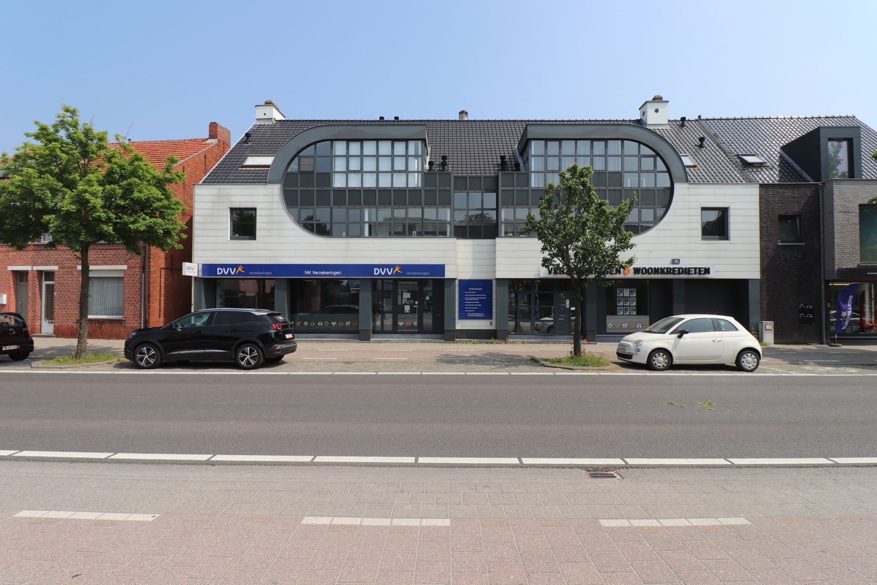 Een appartement op de 2de verdieping met 2 slaapkamers, veranda en garage. foto {{pictureIndex}}